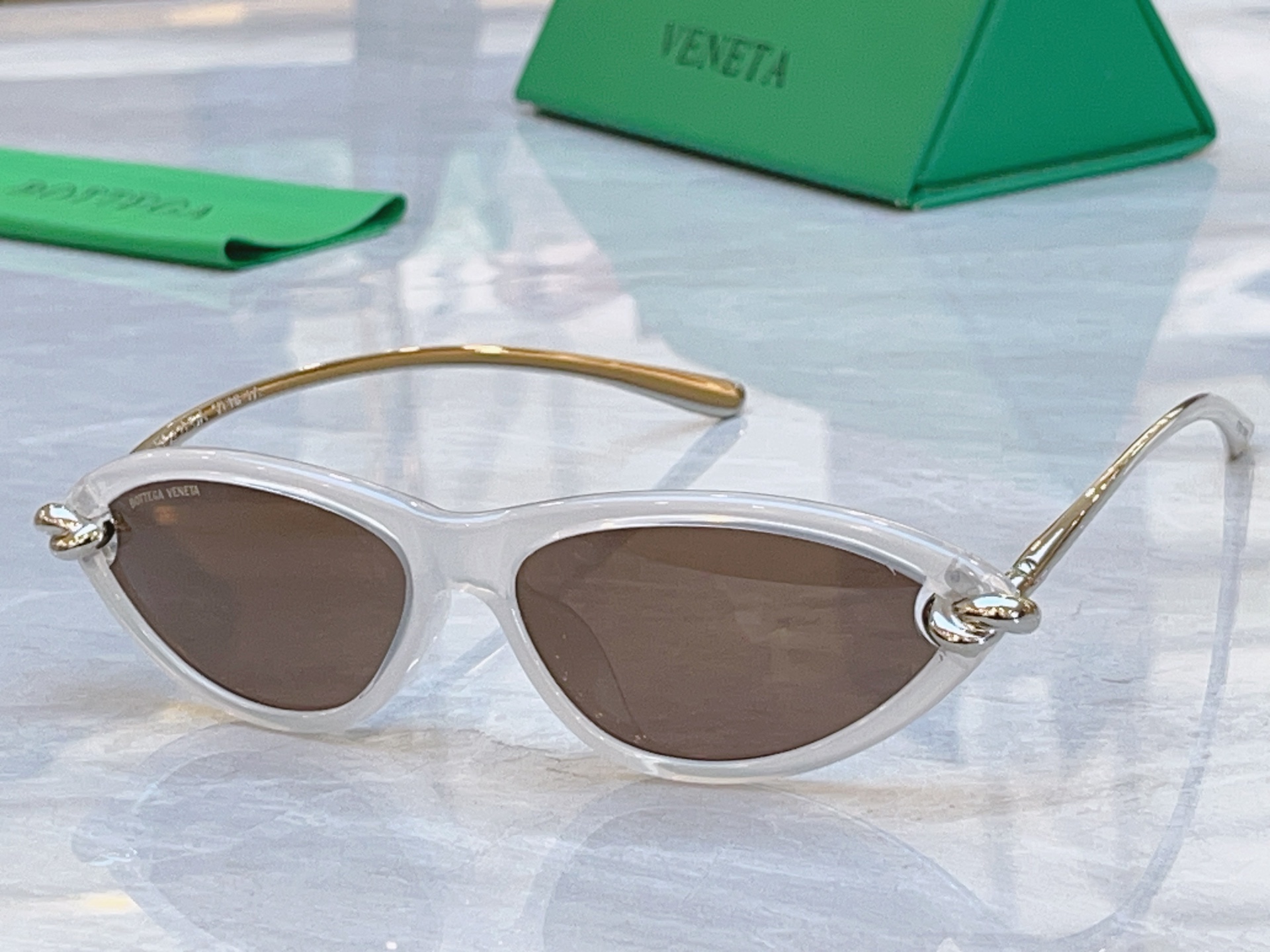 ，【BOTTEGA VENET*】宝缇*嘉新款太阳镜，MODEL：BV1390S，SIZE：55口15-