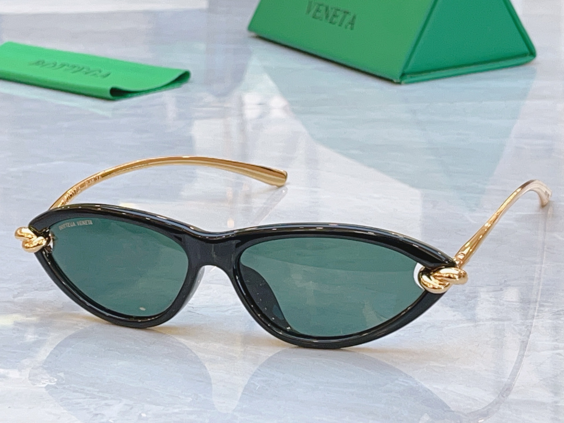 ，【BOTTEGA VENET*】宝缇*嘉新款太阳镜，MODEL：BV1390S，SIZE：55口15-