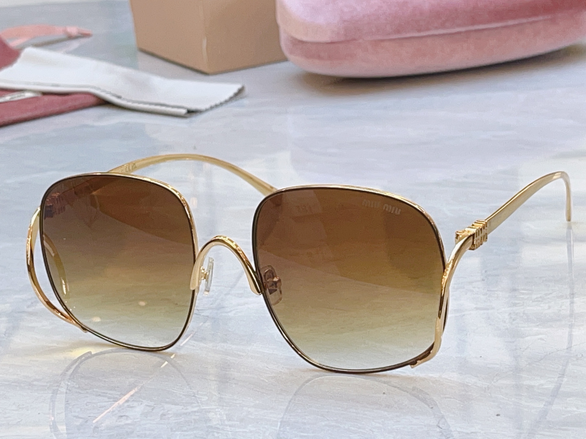 ，【MIUMI*】缪*缪新款太阳镜🕶️，Mod：MU A624S，SIZE:58口21-145