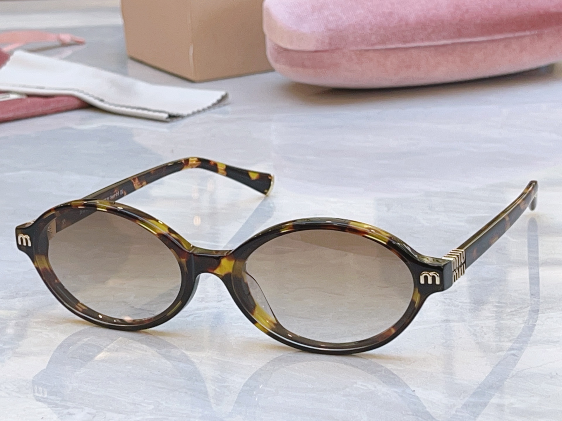 ，【MIUMI*】缪*缪新款太阳镜🕶️，Mod：SMU 71KS，SIZE:57口15-145