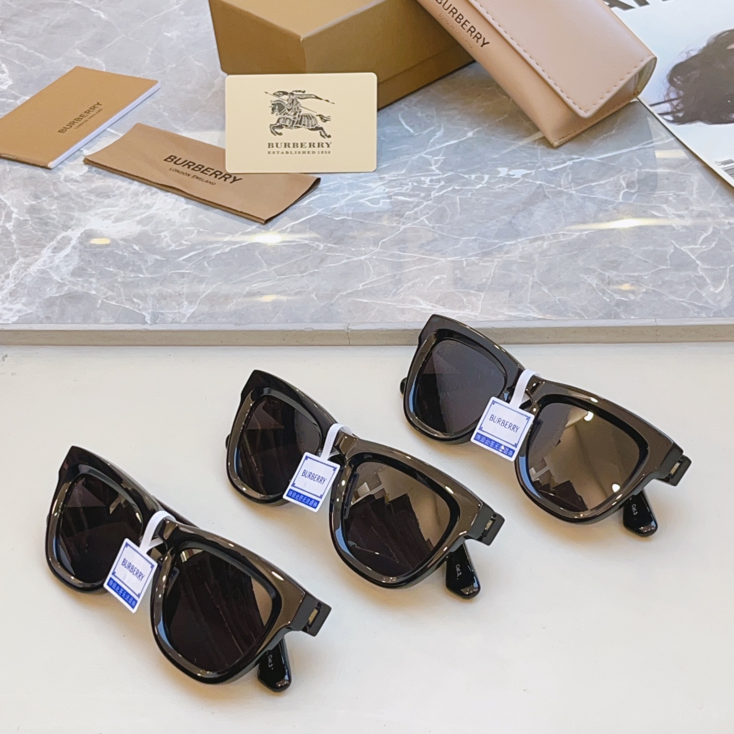 ，【BURBERR*】巴宝*莉新款太阳镜🕶️，MODEL：BE4415U，SIZE：52口21-145