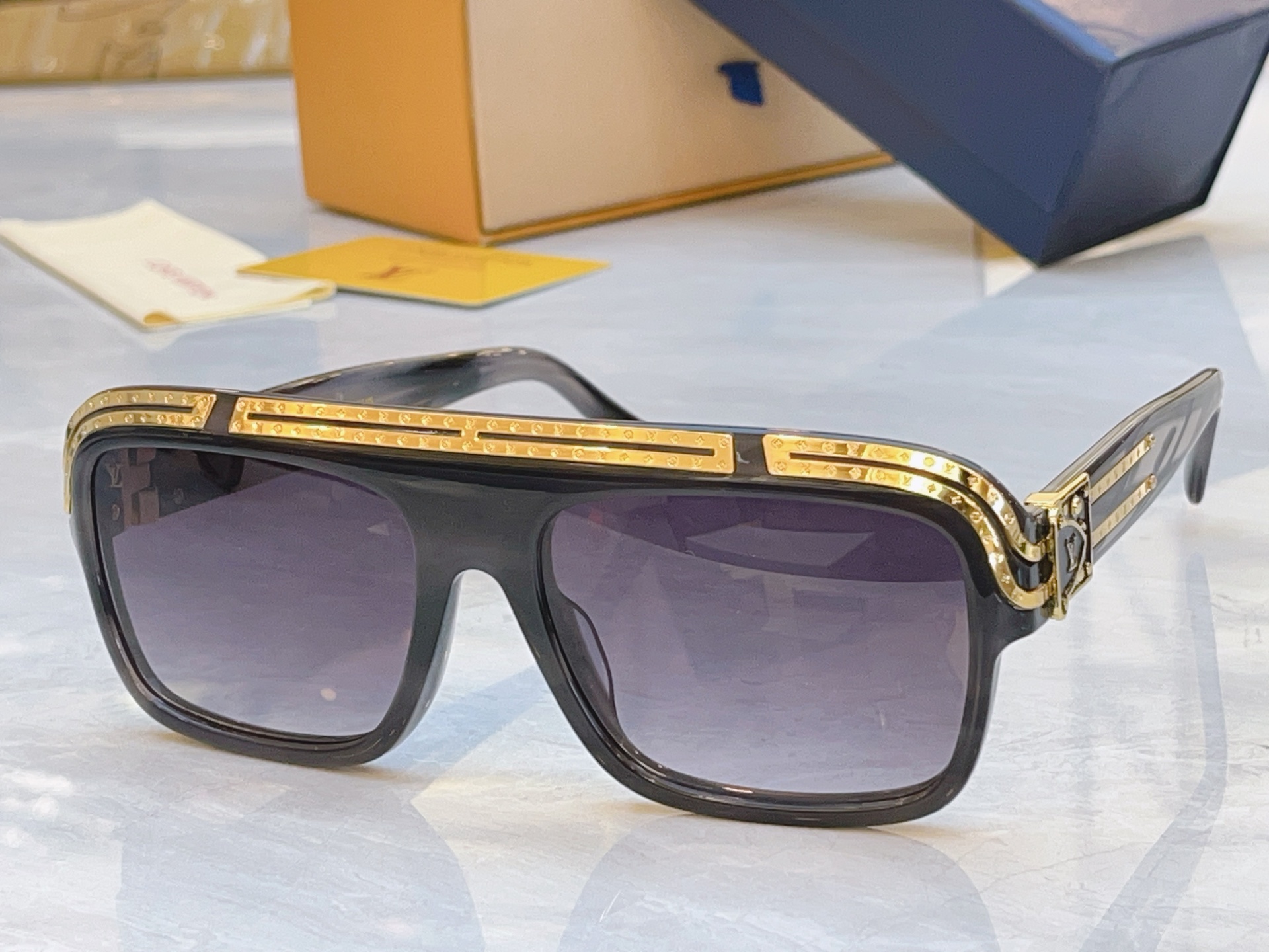 ，【LOUIS VUITTO*】路易*威登新款太阳镜，MODEL：Z2880U，SIZE：60口19-1