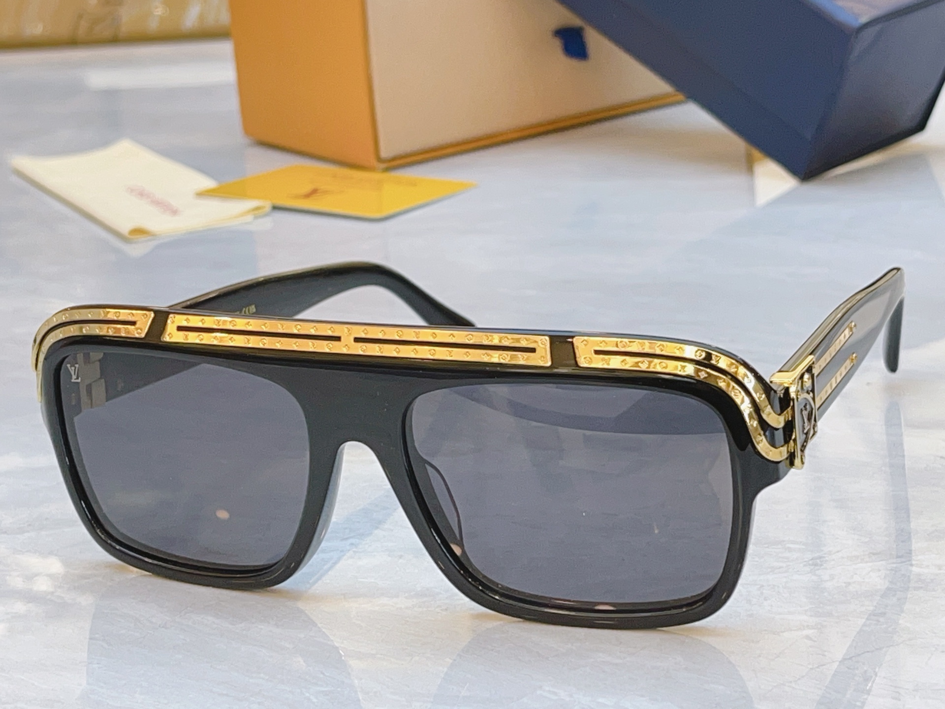 ，【LOUIS VUITTO*】路易*威登新款太阳镜，MODEL：Z2880U，SIZE：60口19-1