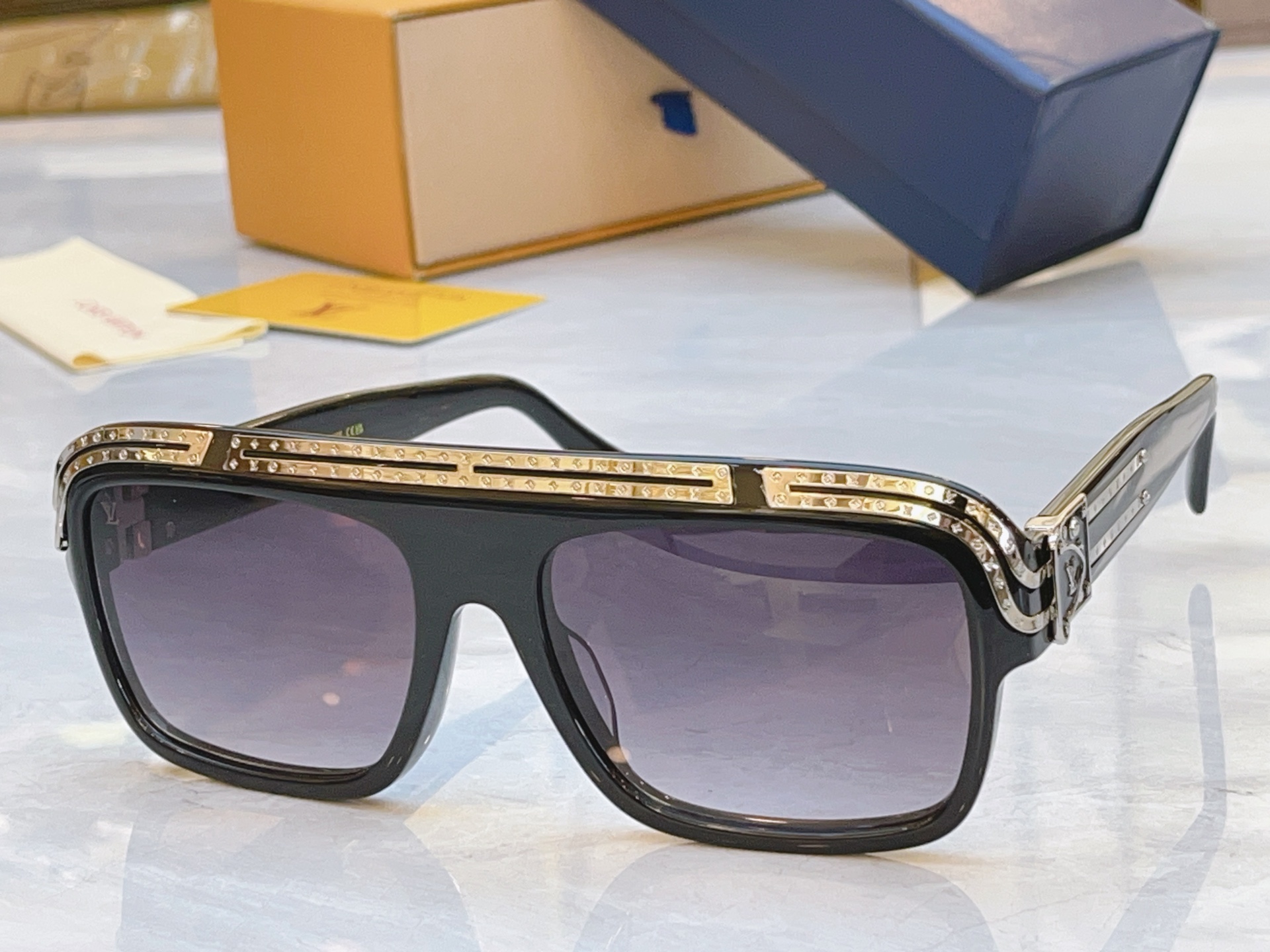 ，【LOUIS VUITTO*】路易*威登新款太阳镜，MODEL：Z2880U，SIZE：60口19-1