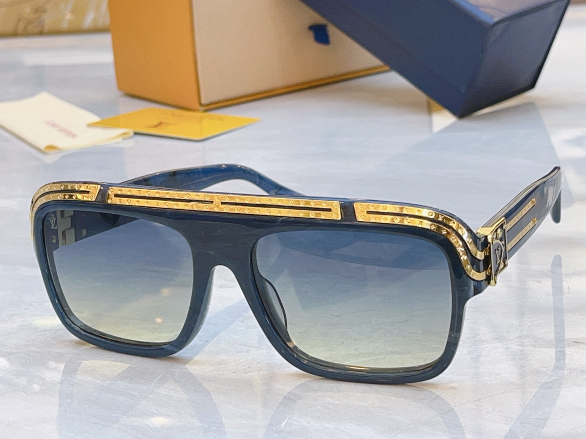 ，【LOUIS VUITTO*】路易*威登新款太阳镜，MODEL：Z2880U，SIZE：60口19-1