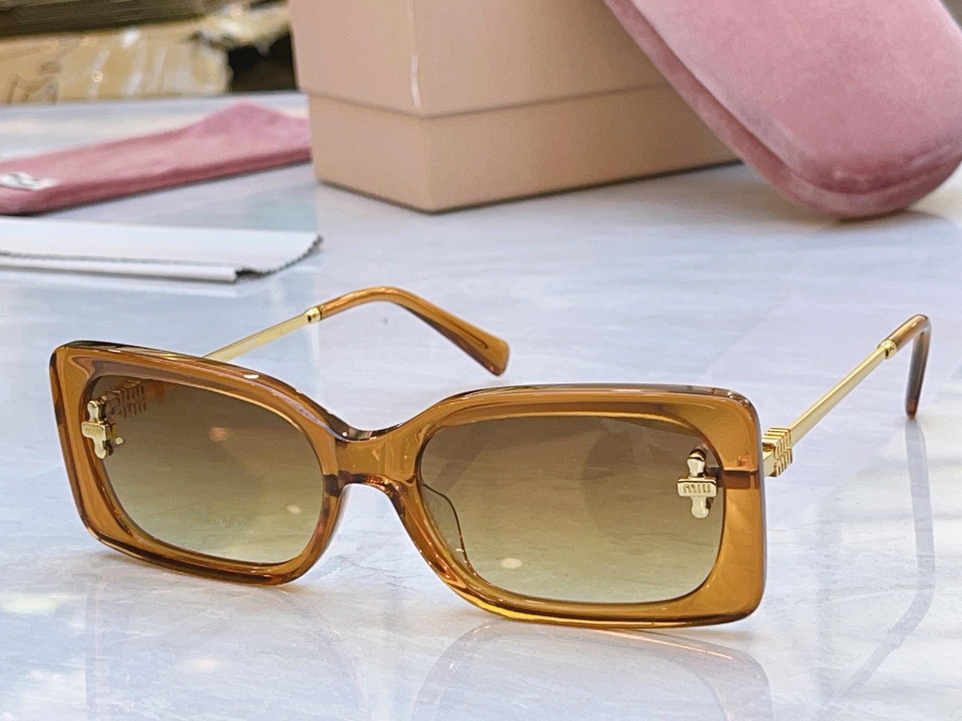 ，【MIUMI*】缪*缪新款太阳镜🕶️，Mod：MU 161AV，SIZE:59口18-142