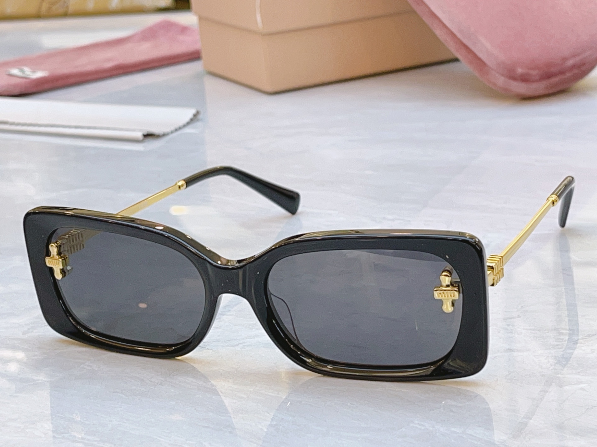 ，【MIUMI*】缪*缪新款太阳镜🕶️，Mod：MU 161AV，SIZE:59口18-142