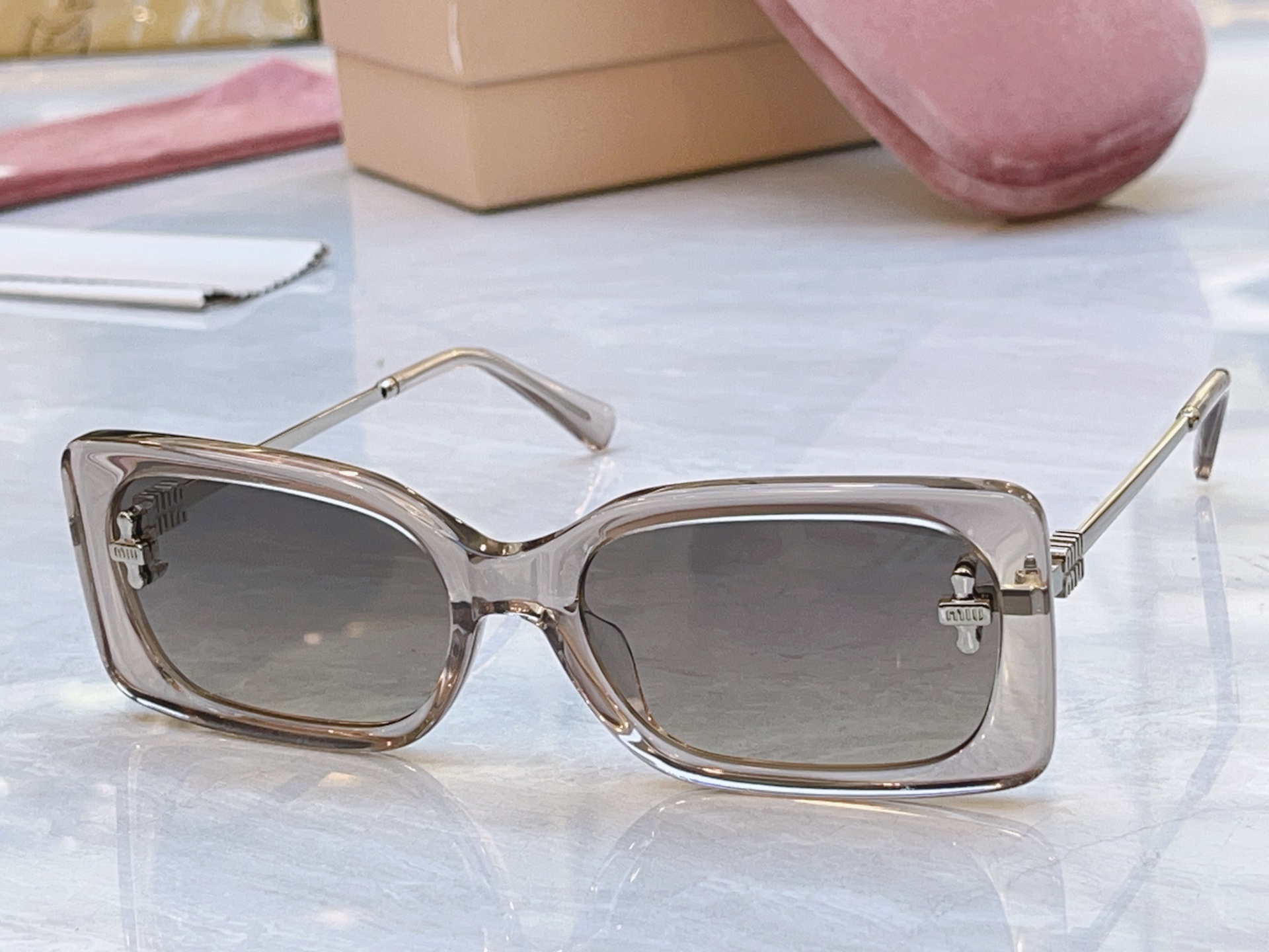 ，【MIUMI*】缪*缪新款太阳镜🕶️，Mod：MU 161AV，SIZE:59口18-142