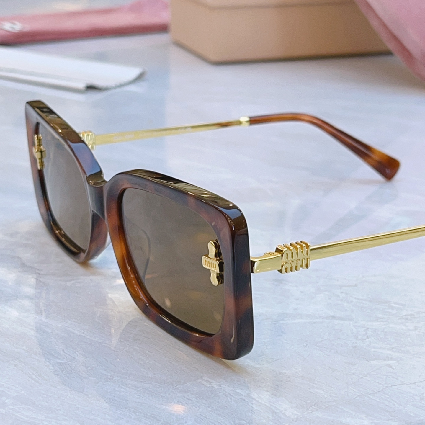 ，【MIUMI*】缪*缪新款太阳镜🕶️，Mod：MU 161AV，SIZE:59口18-142