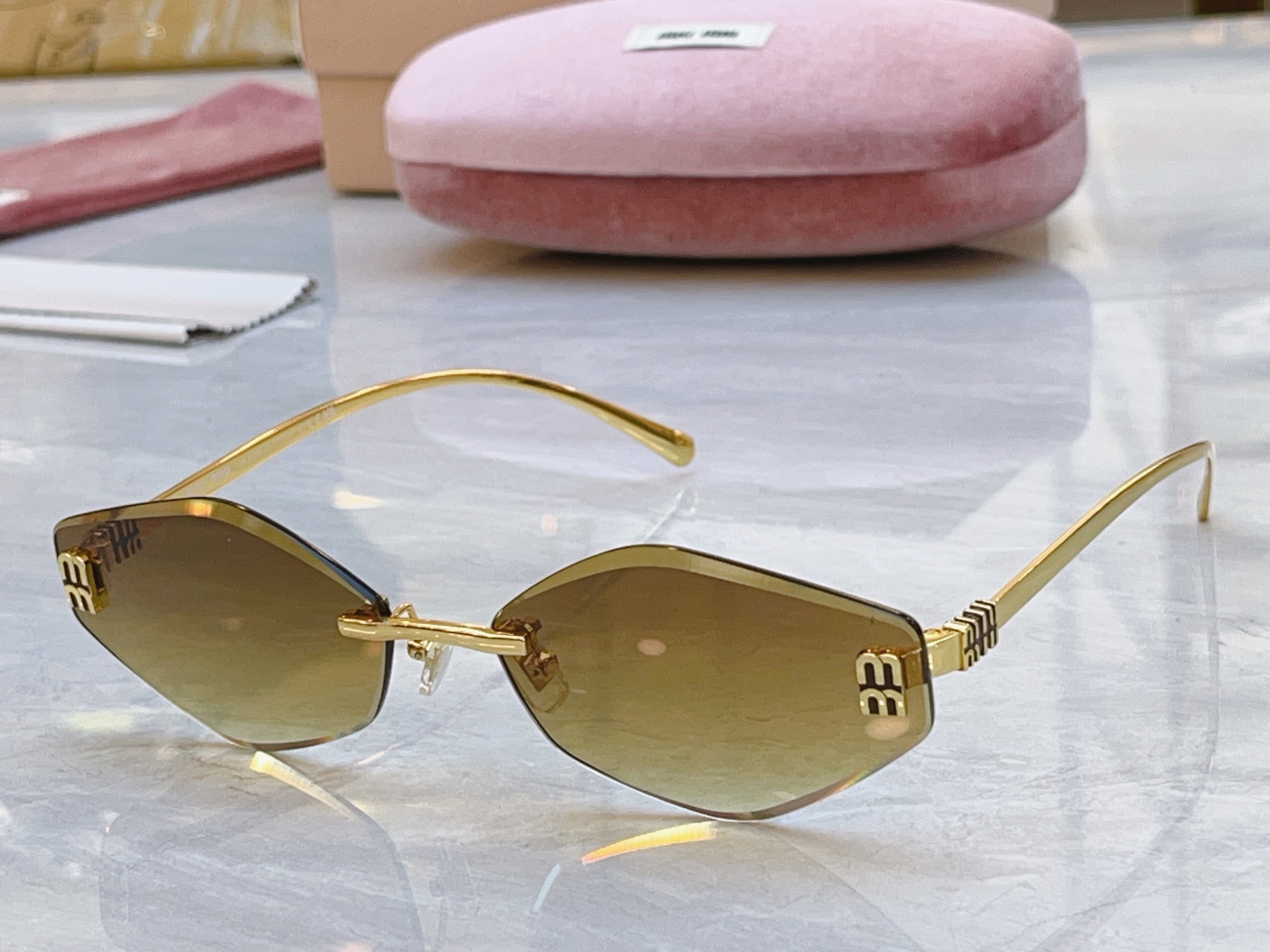 ，【MIUMI*】缪*缪新款太阳镜🕶️，Mod：MU 1897L，SIZE:62口17-145