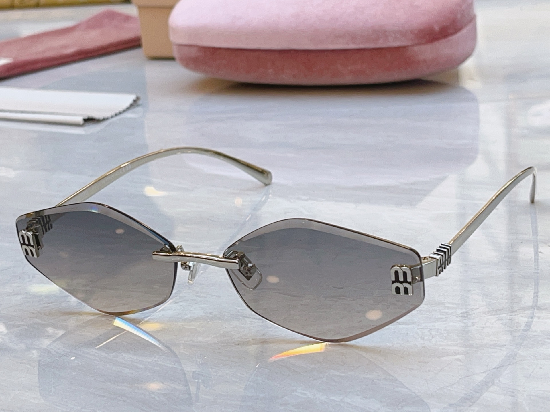 ，【MIUMI*】缪*缪新款太阳镜🕶️，Mod：MU 1897L，SIZE:62口17-145