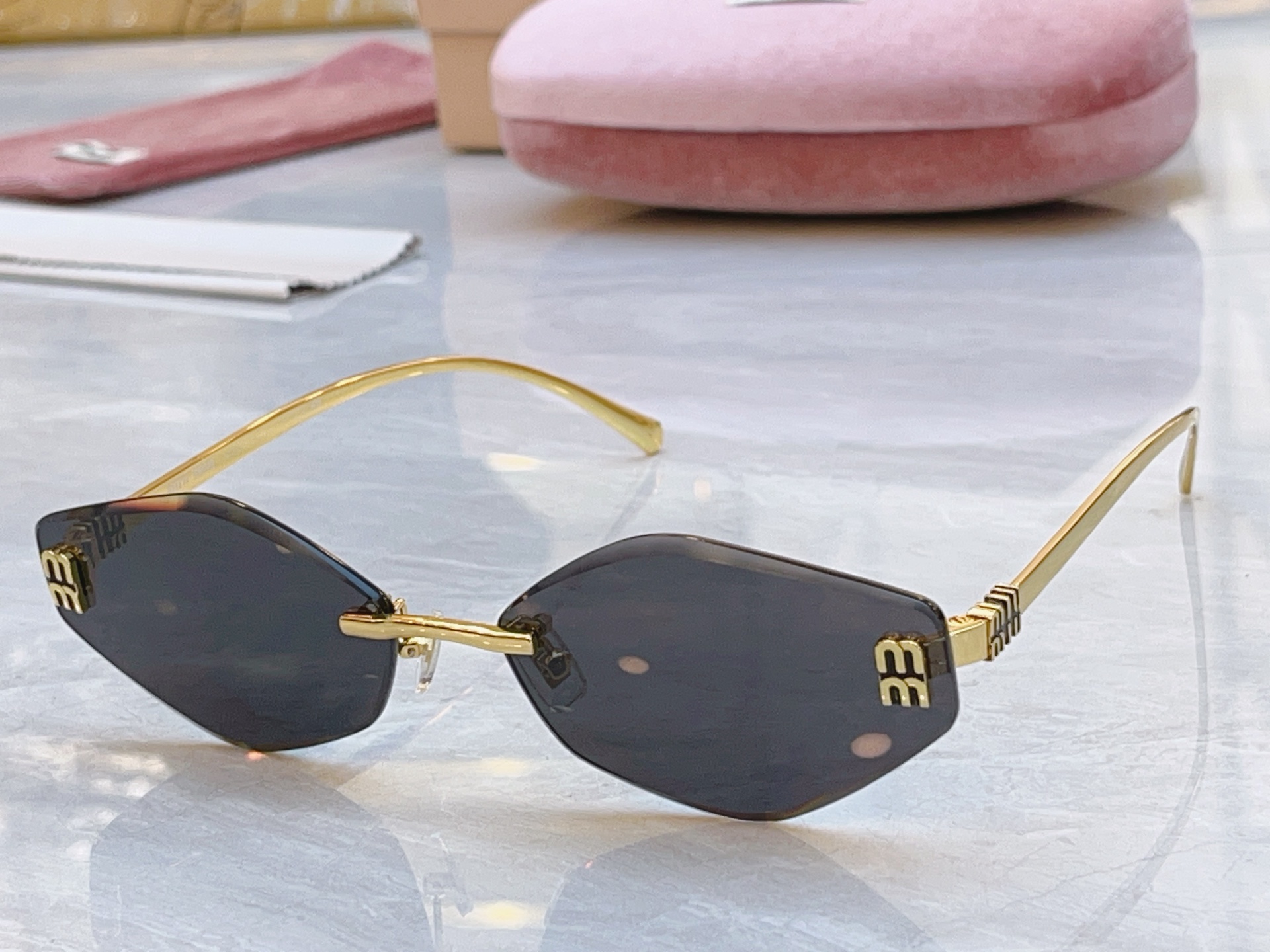 ，【MIUMI*】缪*缪新款太阳镜🕶️，Mod：MU 1897L，SIZE:62口17-145