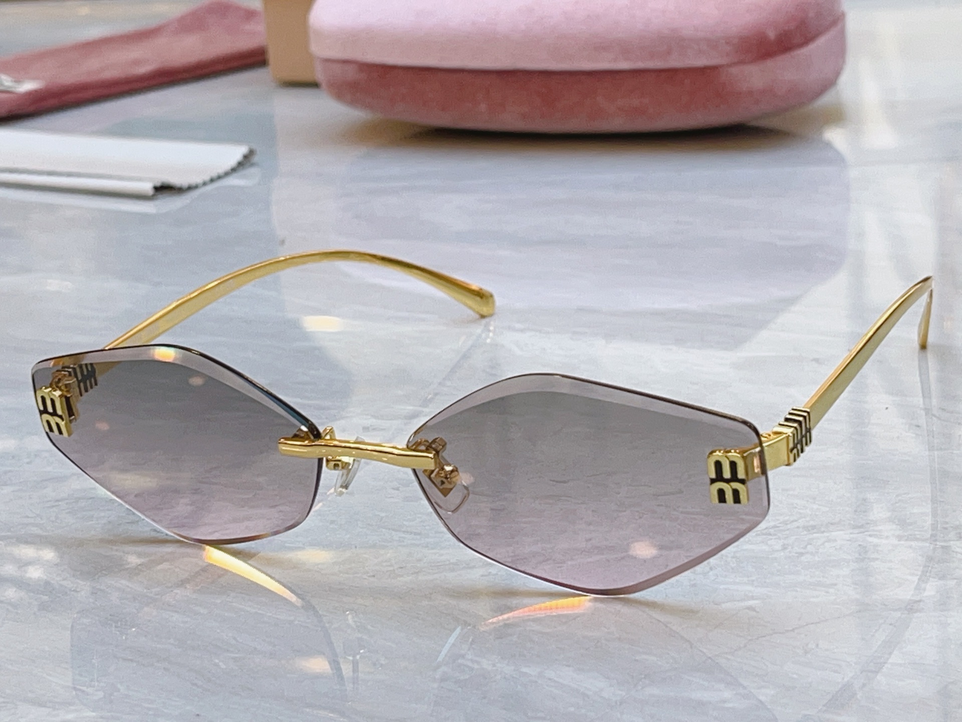 ，【MIUMI*】缪*缪新款太阳镜🕶️，Mod：MU 1897L，SIZE:62口17-145