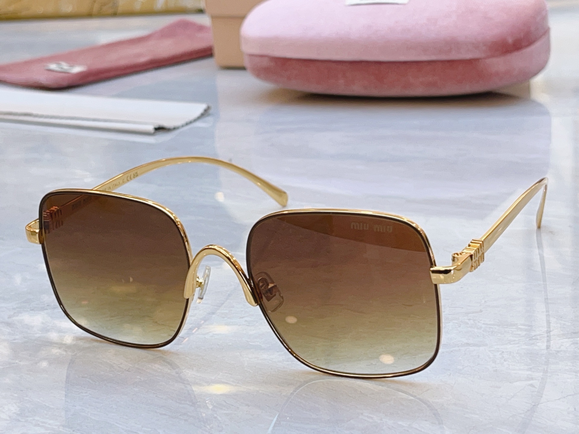 ，【MIUMI*】缪*缪新款太阳镜🕶️，Mod：MU A625S，SIZE:55口20-145