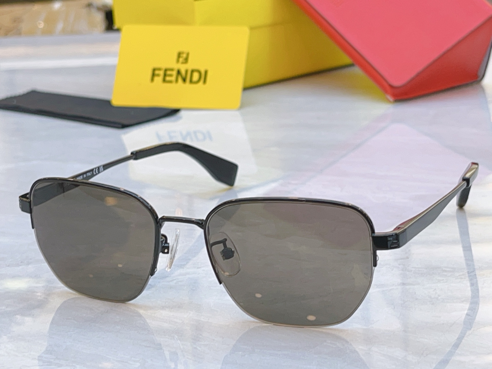 ，【FEN*】芬*迪新款太阳镜🕶️，MODEL：FE40197U，SIZE：54口18-145