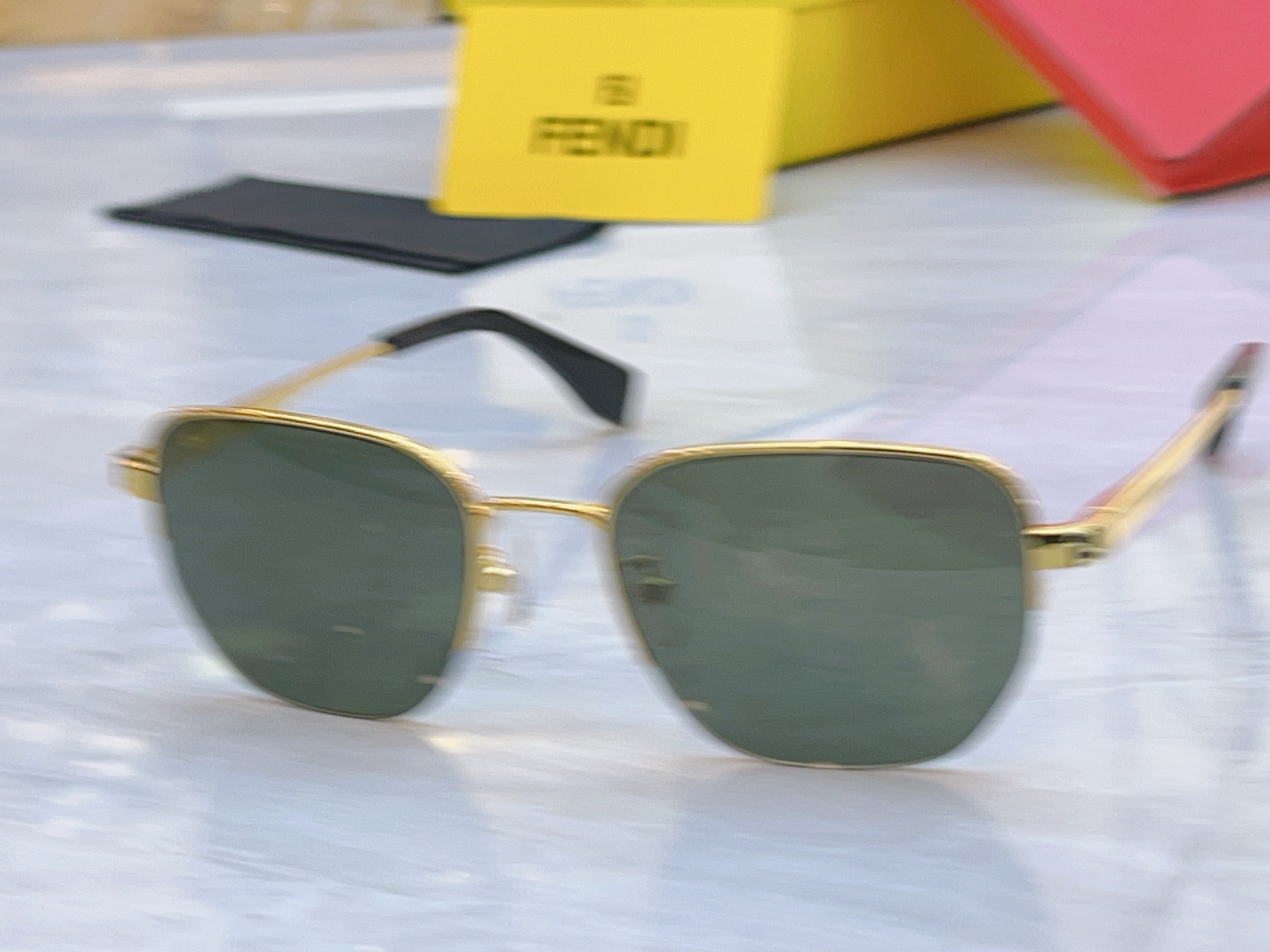 ，【FEN*】芬*迪新款太阳镜🕶️，MODEL：FE40197U，SIZE：54口18-145