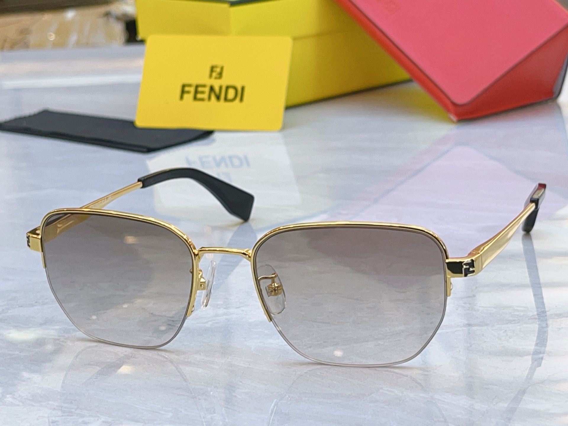 ，【FEN*】芬*迪新款太阳镜🕶️，MODEL：FE40197U，SIZE：54口18-145