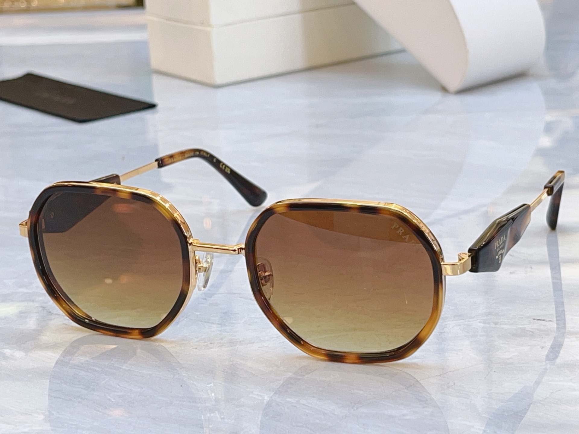 ，【PRAD*】普拉*达新款太阳镜，MODEL：PR 213VS，SIZE：54口22-145