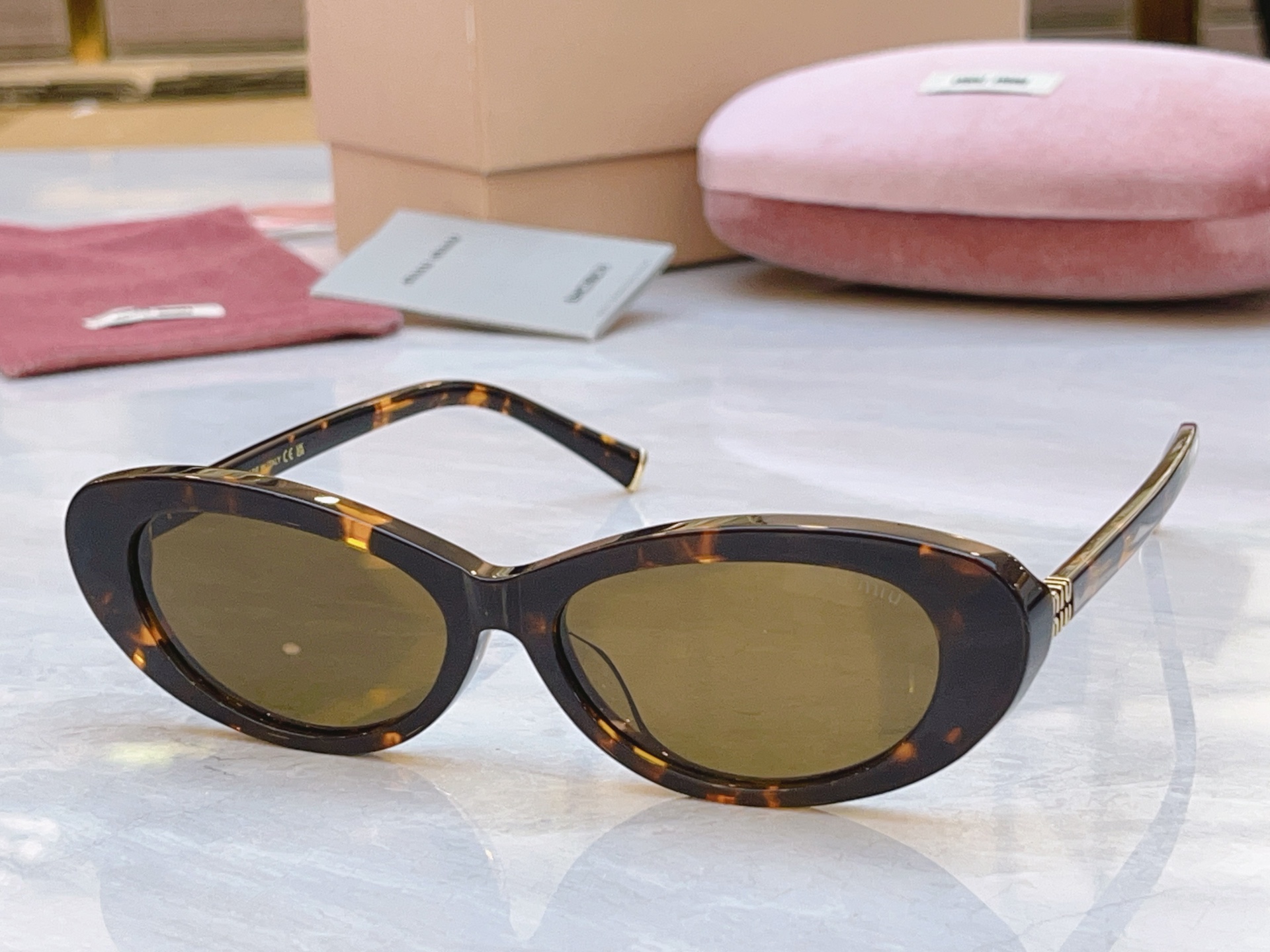 ，【MIUMI*】缪*缪新款太阳镜🕶️，Mod：SMU B16，SIZE:54口16-145