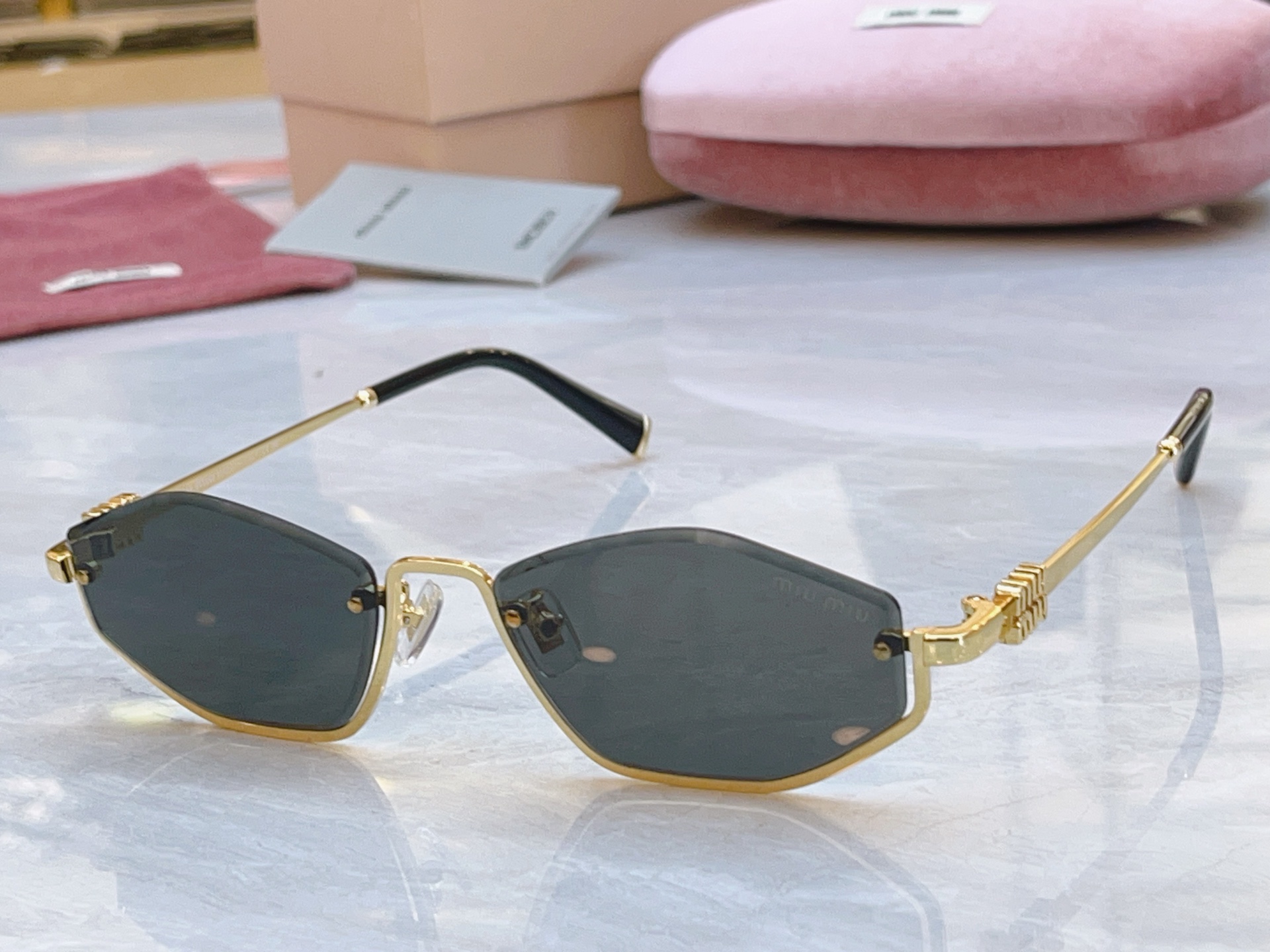 ，【MIUMI*】缪*缪新款太阳镜🕶️，Mod：SMU B72，SIZE:55口18-140