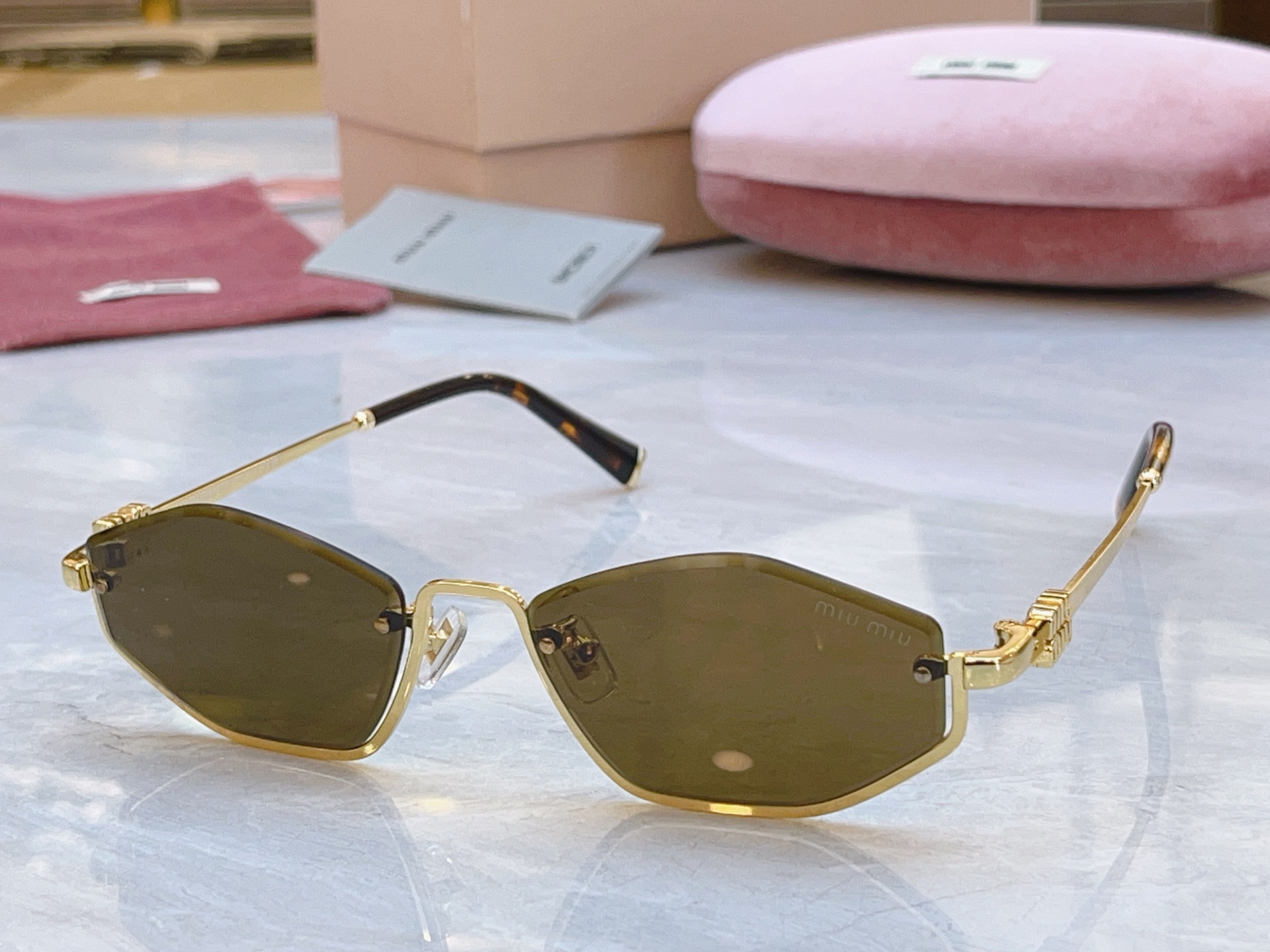 ，【MIUMI*】缪*缪新款太阳镜🕶️，Mod：SMU B72，SIZE:55口18-140