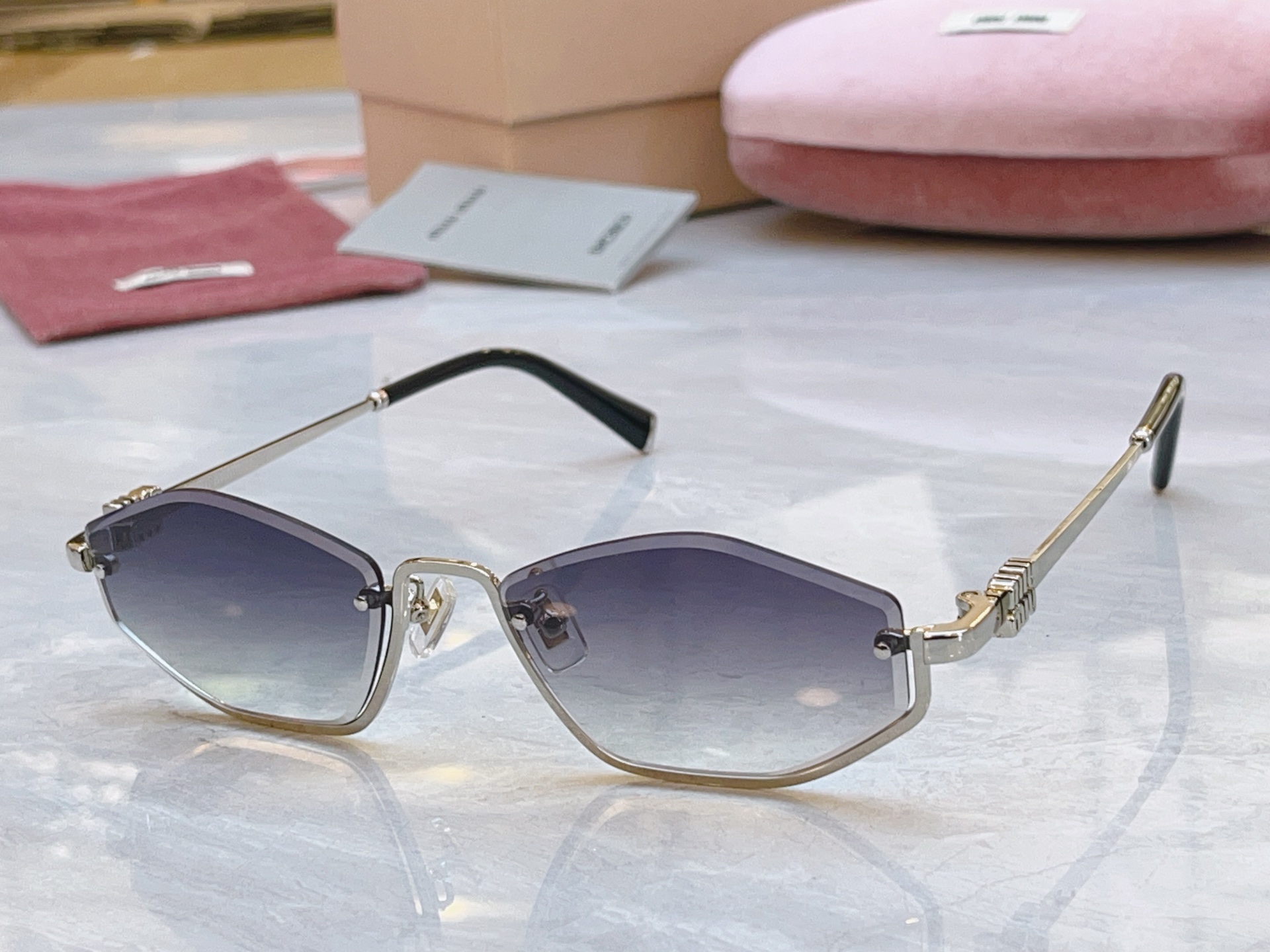 ，【MIUMI*】缪*缪新款太阳镜🕶️，Mod：SMU B72，SIZE:55口18-140