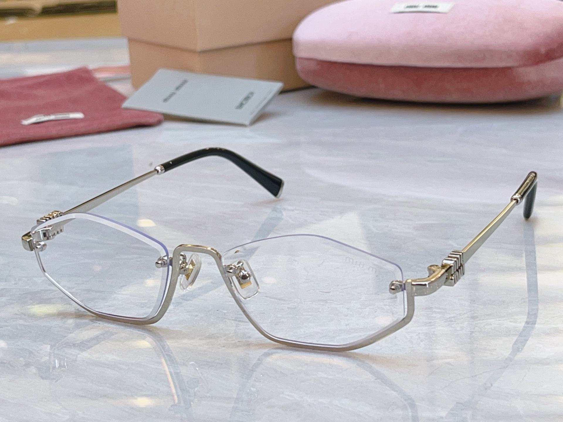 ，【MIUMI*】缪*缪新款太阳镜🕶️，Mod：SMU B72，SIZE:55口18-140