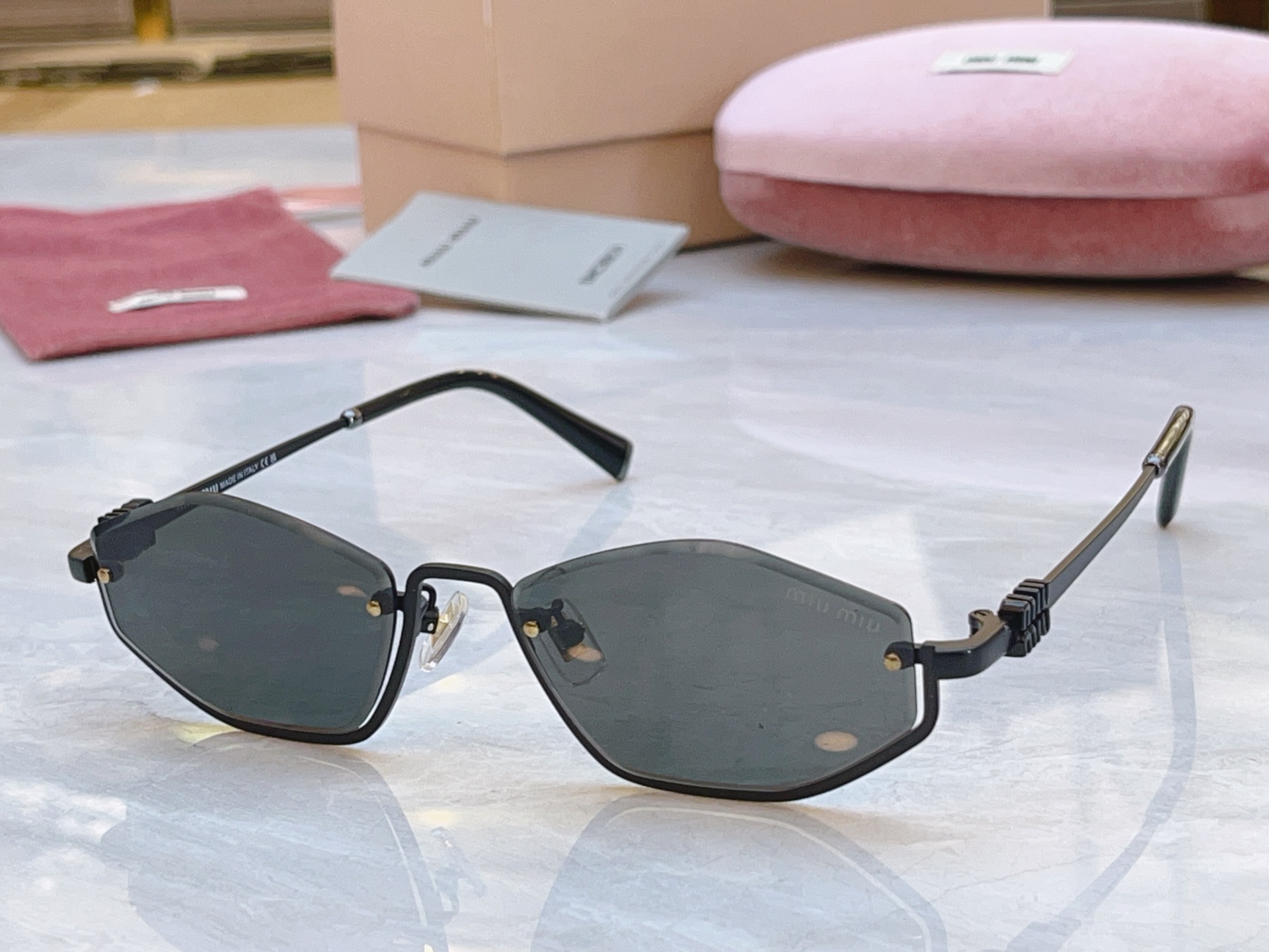 ，【MIUMI*】缪*缪新款太阳镜🕶️，Mod：SMU B72，SIZE:55口18-140