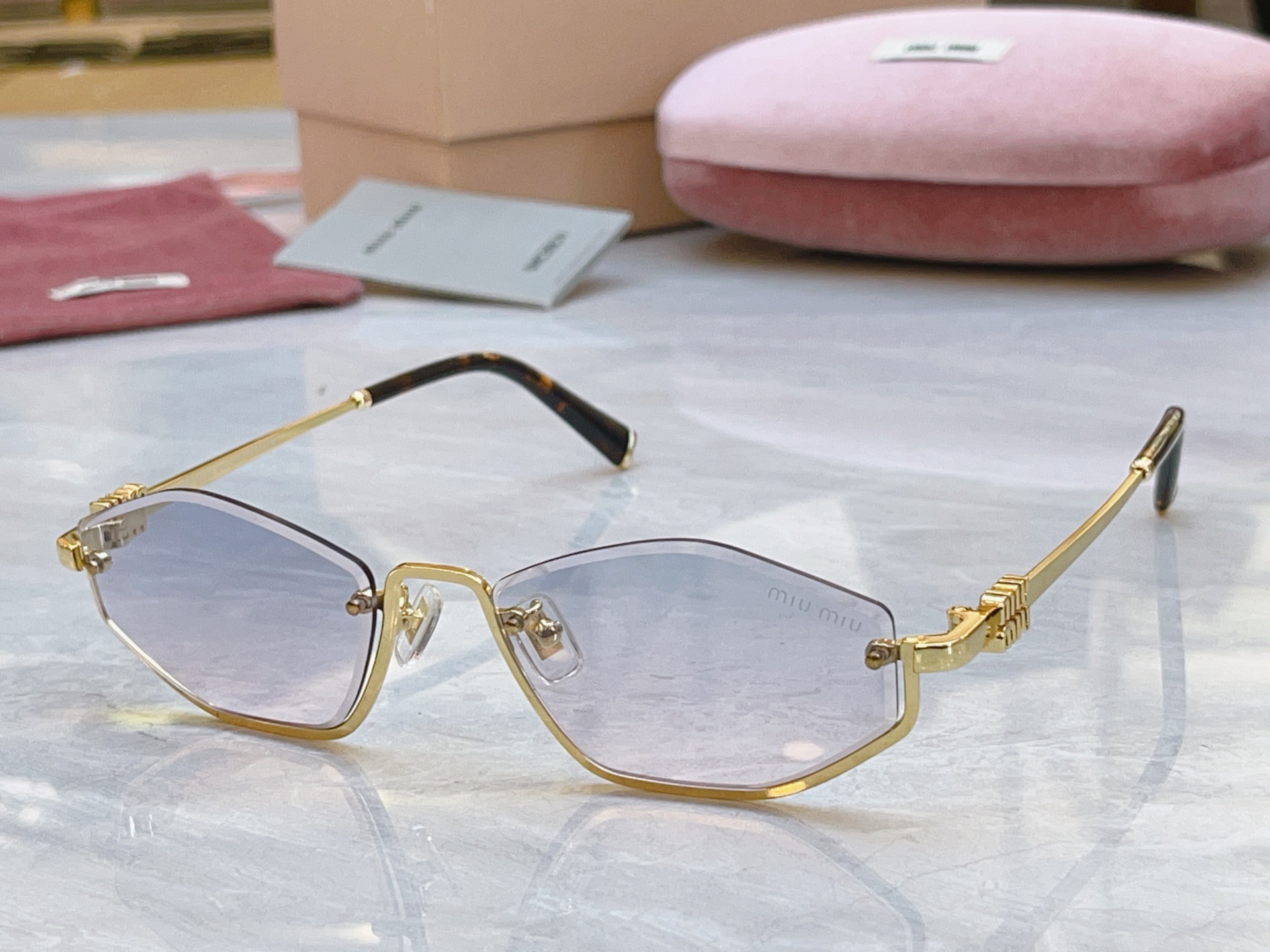 ，【MIUMI*】缪*缪新款太阳镜🕶️，Mod：SMU B72，SIZE:55口18-140