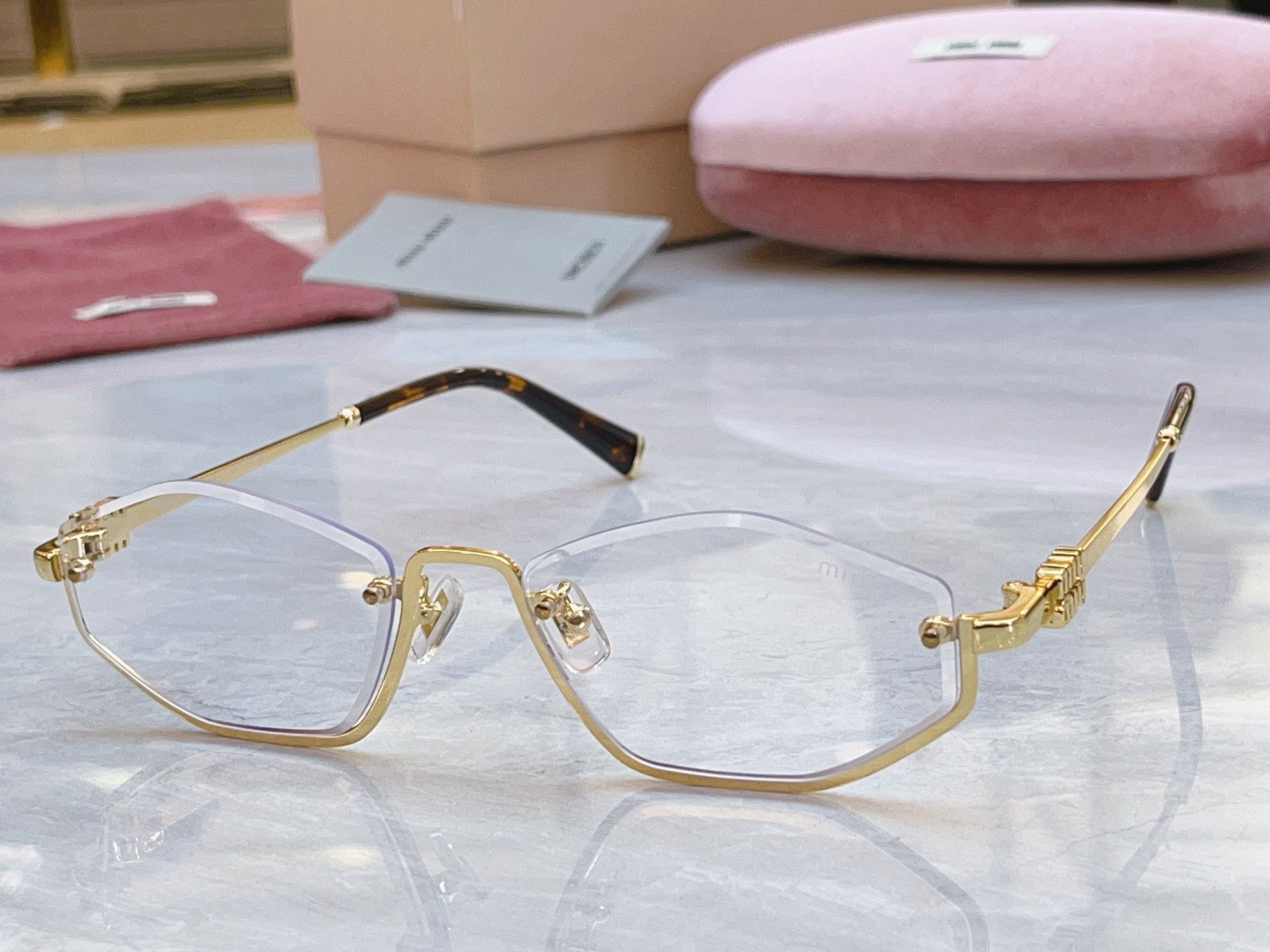 ，【MIUMI*】缪*缪新款太阳镜🕶️，Mod：SMU B72，SIZE:55口18-140