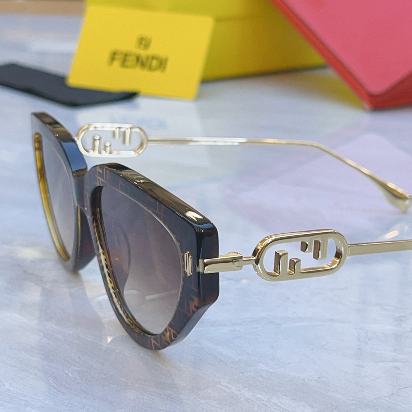 ，【FEN*】芬*迪新款太阳镜🕶️，MODEL：FE40192I，SIZE：56口17-145