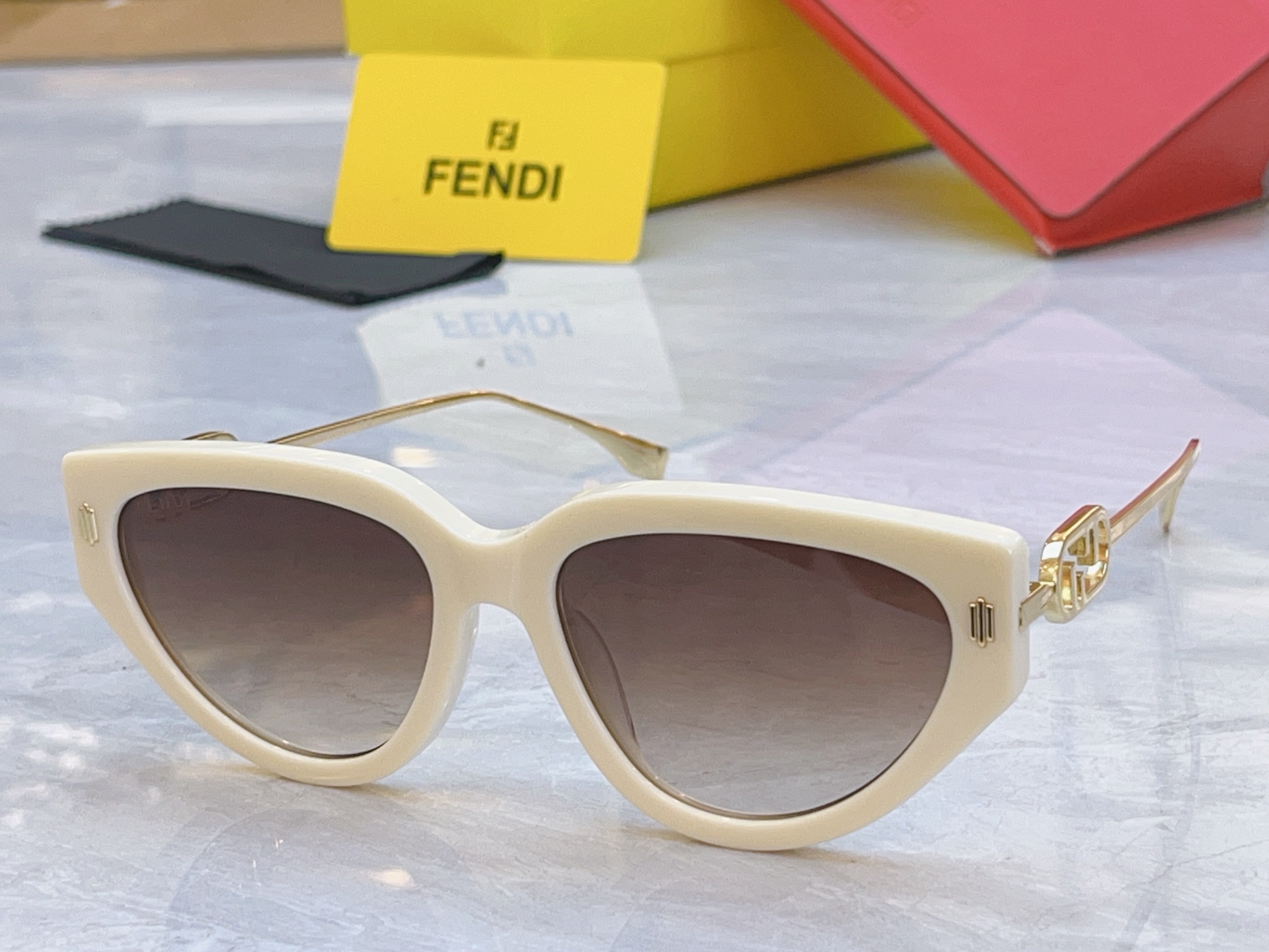 ，【FEN*】芬*迪新款太阳镜🕶️，MODEL：FE40192I，SIZE：56口17-145