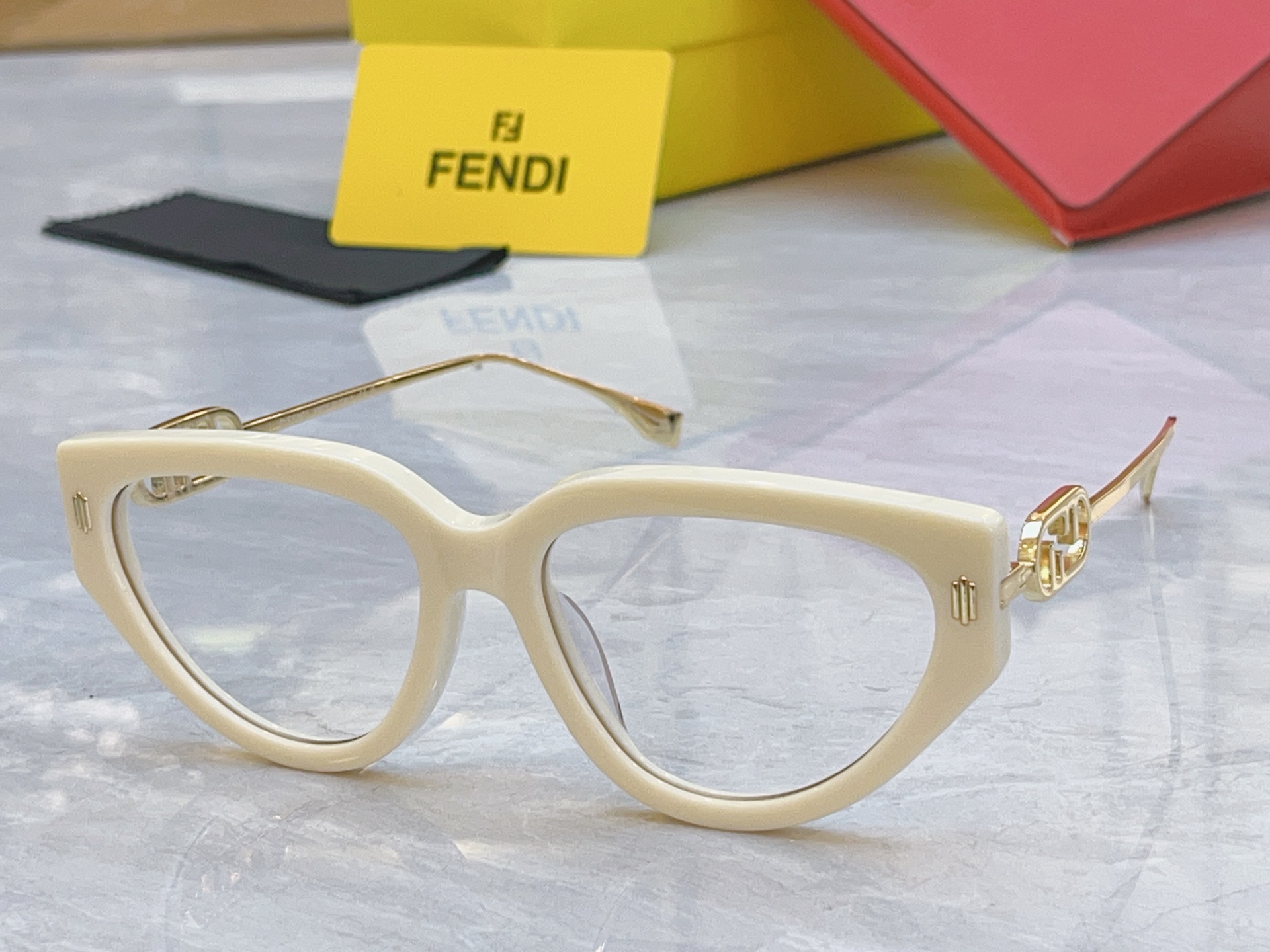，【FEN*】芬*迪新款太阳镜🕶️，MODEL：FE40192I，SIZE：56口17-145