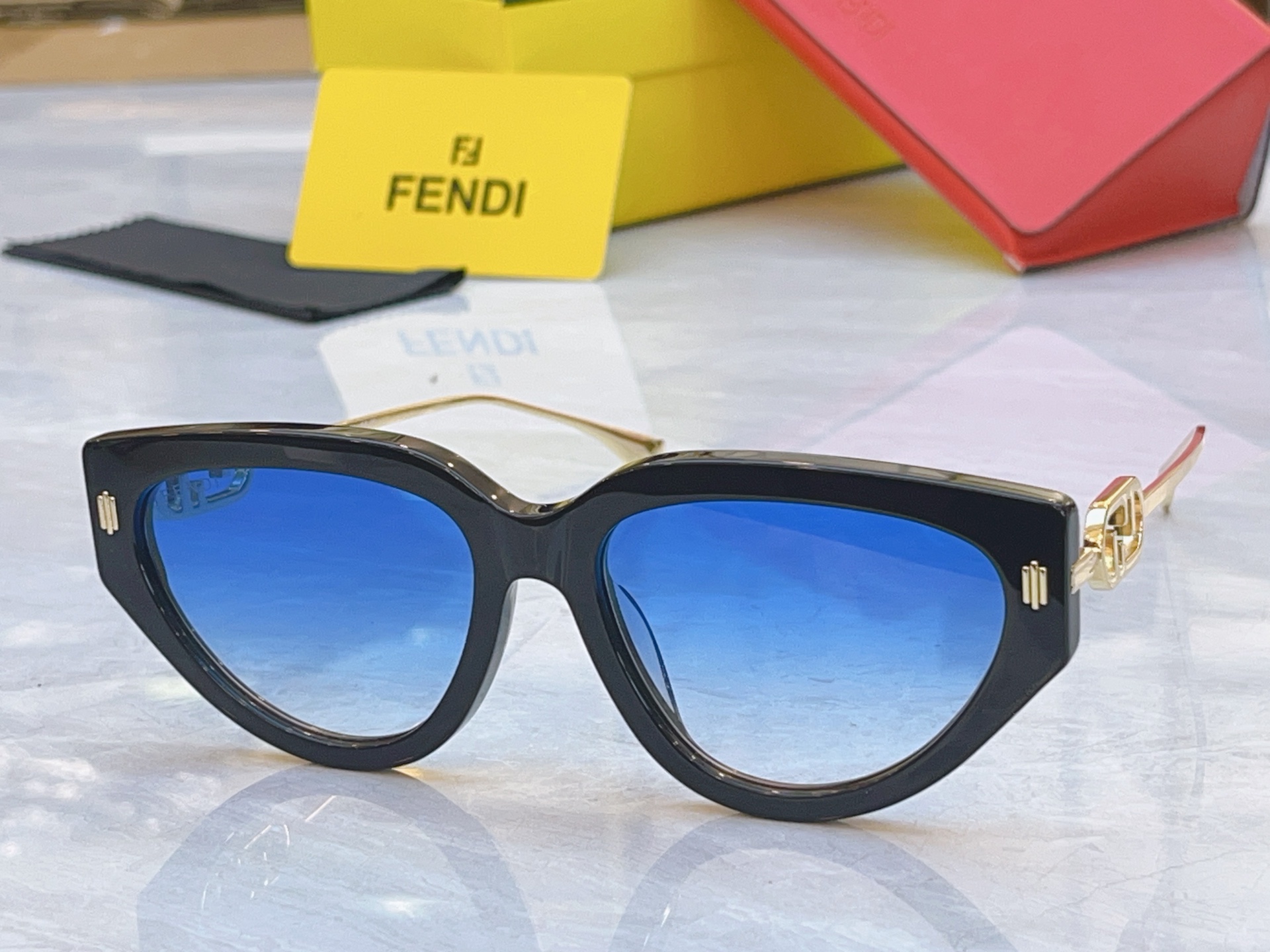 ，【FEN*】芬*迪新款太阳镜🕶️，MODEL：FE40192I，SIZE：56口17-145