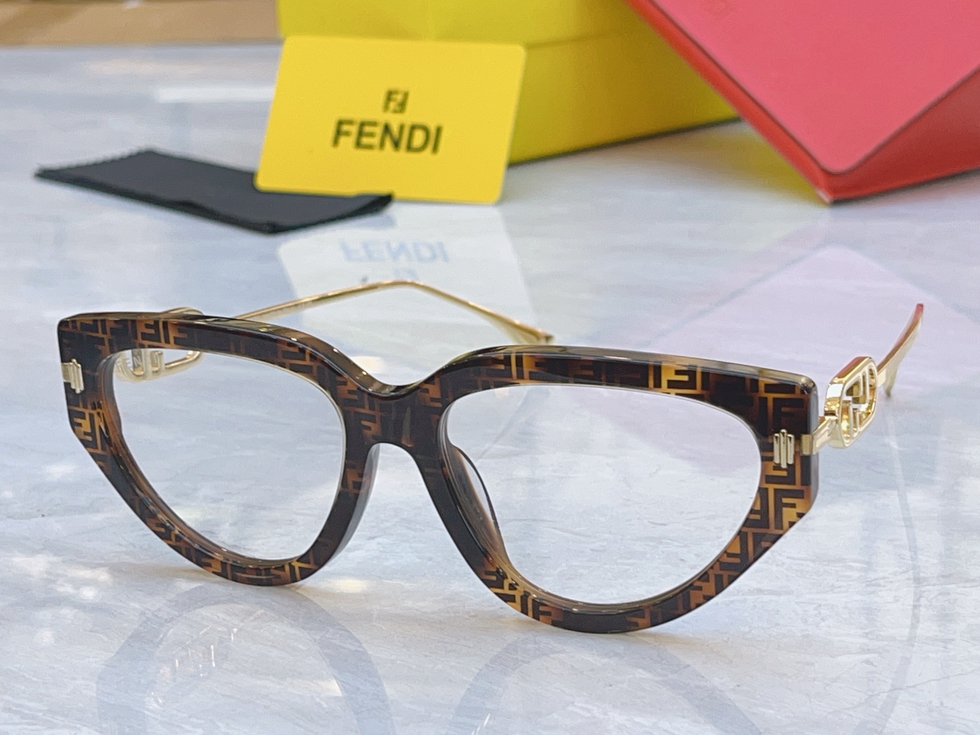 ，【FEN*】芬*迪新款太阳镜🕶️，MODEL：FE40192I，SIZE：56口17-145