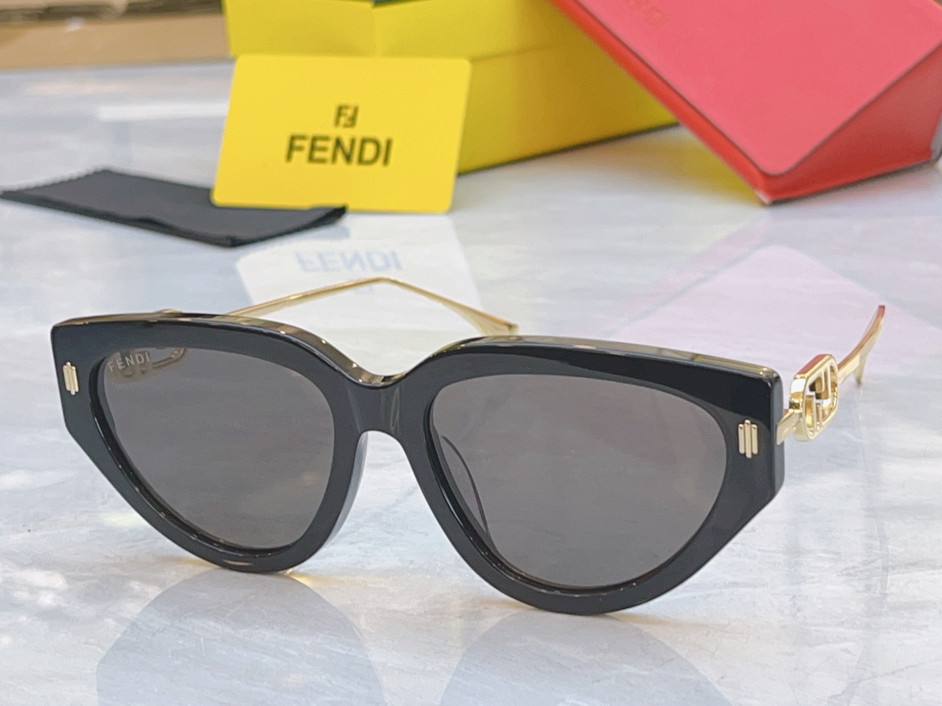 ，【FEN*】芬*迪新款太阳镜🕶️，MODEL：FE40192I，SIZE：56口17-145