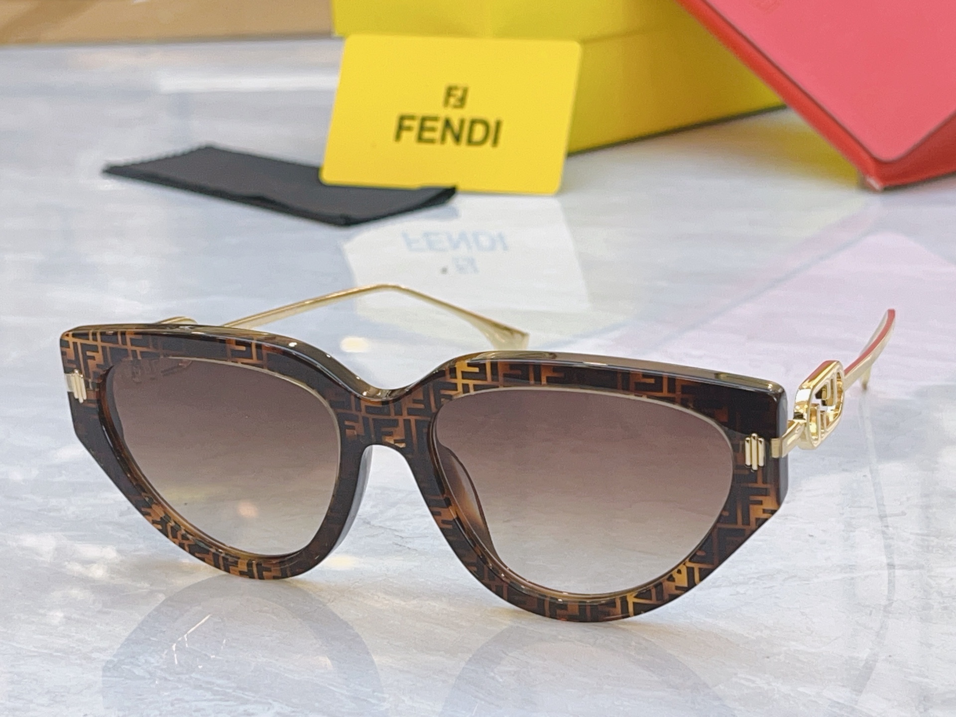 ，【FEN*】芬*迪新款太阳镜🕶️，MODEL：FE40192I，SIZE：56口17-145