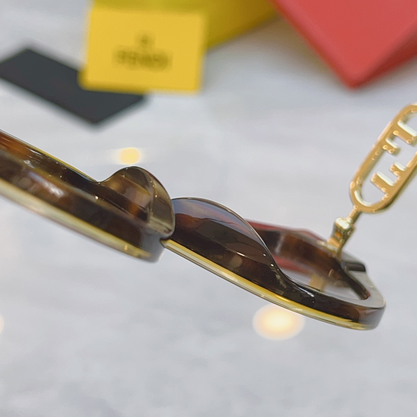 ，【FEN*】芬*迪新款太阳镜🕶️，MODEL：FE40192I，SIZE：56口17-145