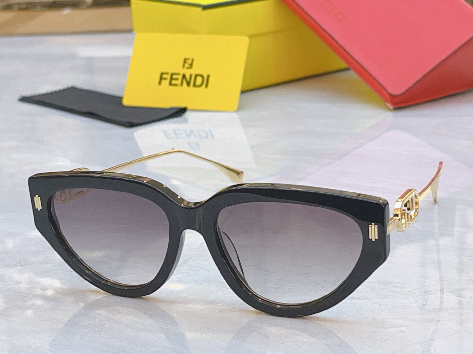 ，【FEN*】芬*迪新款太阳镜🕶️，MODEL：FE40192I，SIZE：56口17-145