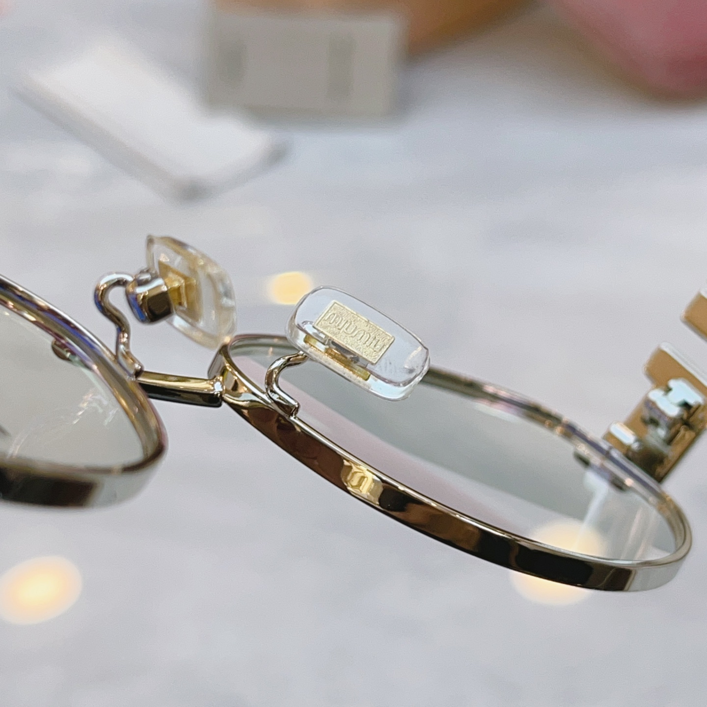 ，【MIUMI*】缪*缪新款太阳镜🕶️，Mod：SMU B20，SIZE:57口18-140