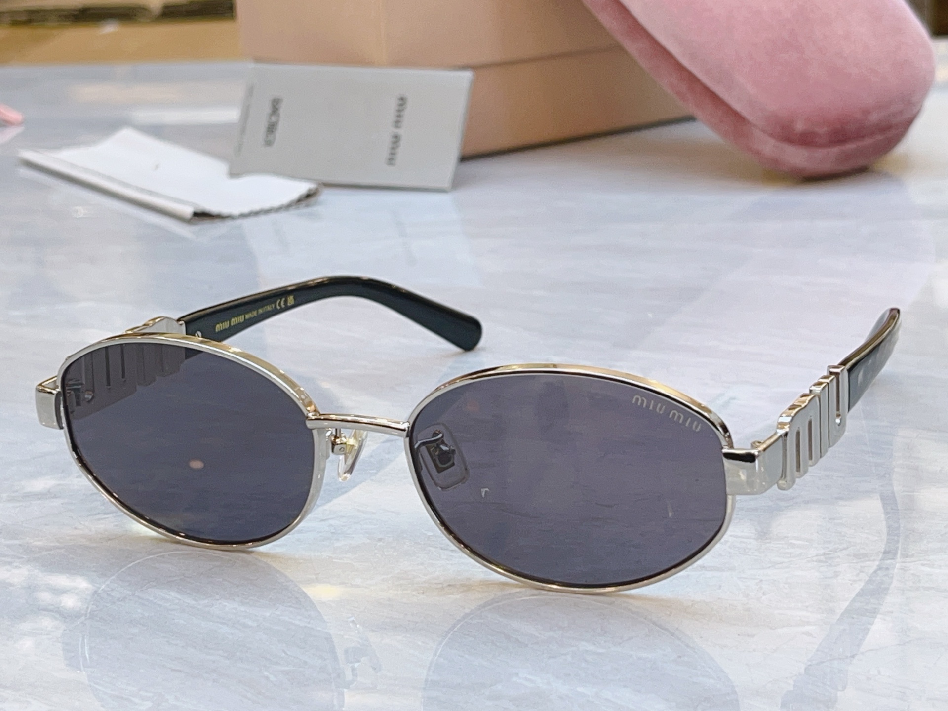 ，【MIUMI*】缪*缪新款太阳镜🕶️，Mod：SMU B20，SIZE:57口18-140