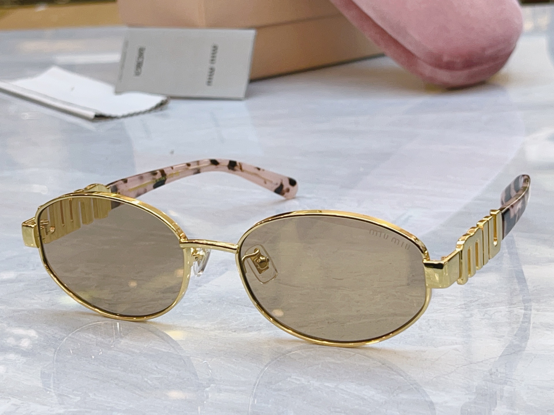 ，【MIUMI*】缪*缪新款太阳镜🕶️，Mod：SMU B20，SIZE:57口18-140