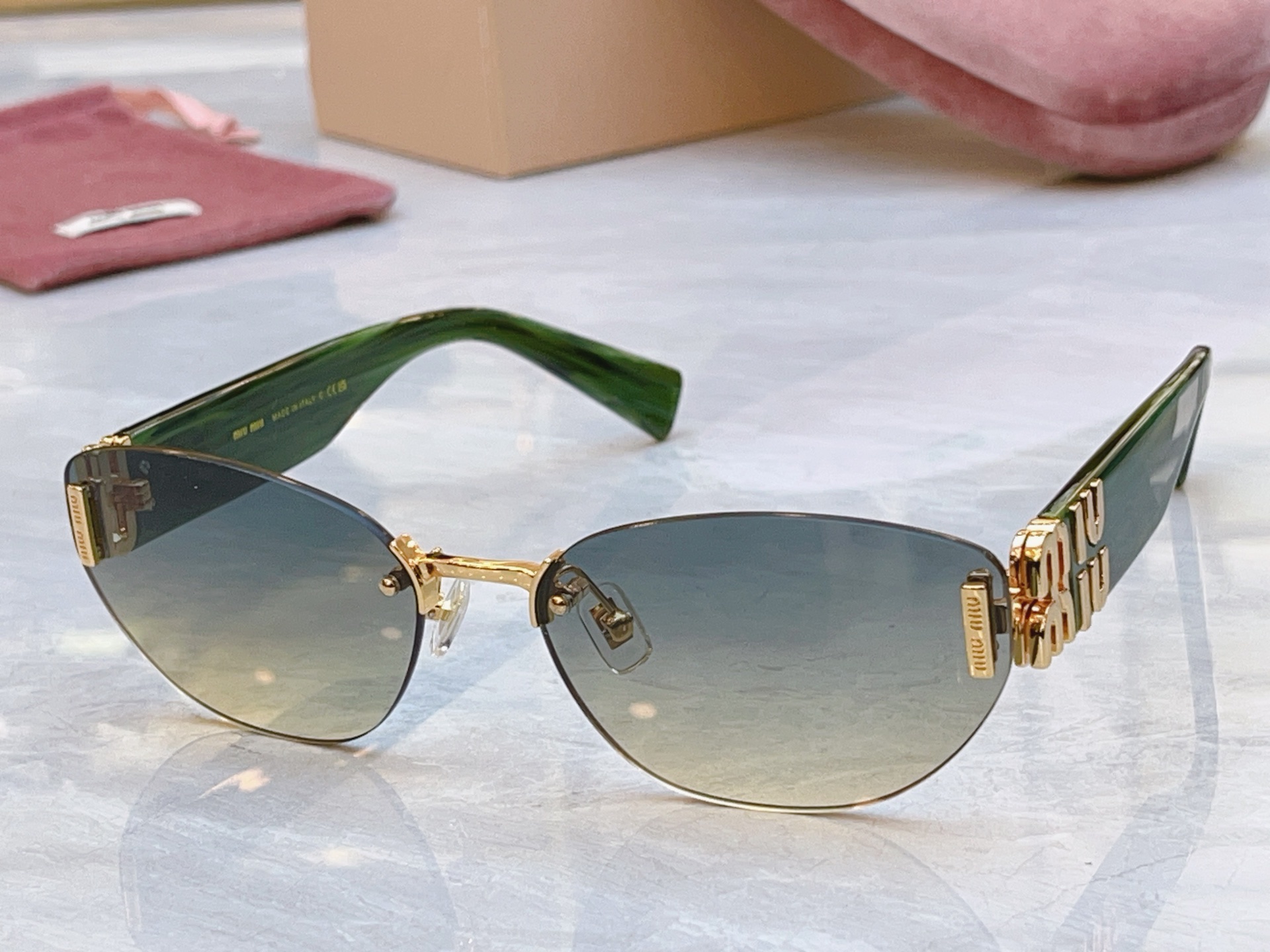 ，【MIUMI*】缪*缪新款太阳镜🕶️，Mod：MU 169AV，SIZE:62口18-140