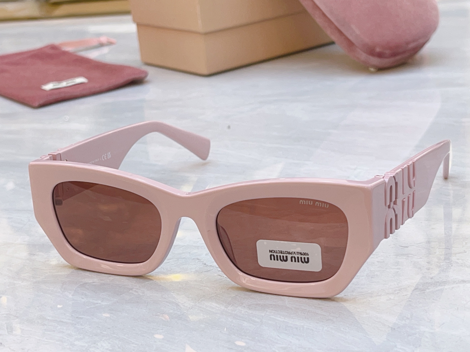 ，【MIUMI*】缪*缪新款太阳镜🕶️，Mod：SMU 09w，SIZE:53口22-135