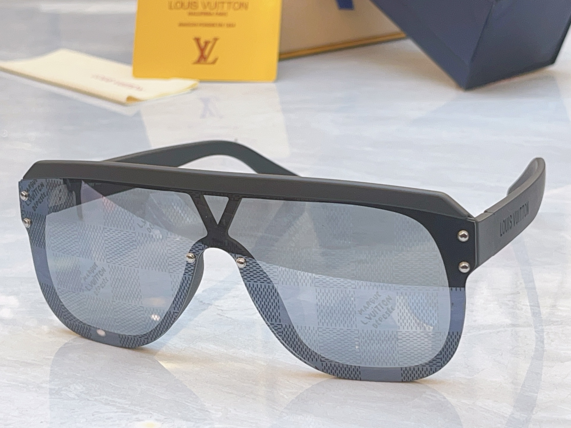 ，【LOUIS VUITTO*】路易*威登新款太阳镜，MODEL：Z2878U，SIZE：53口22-1