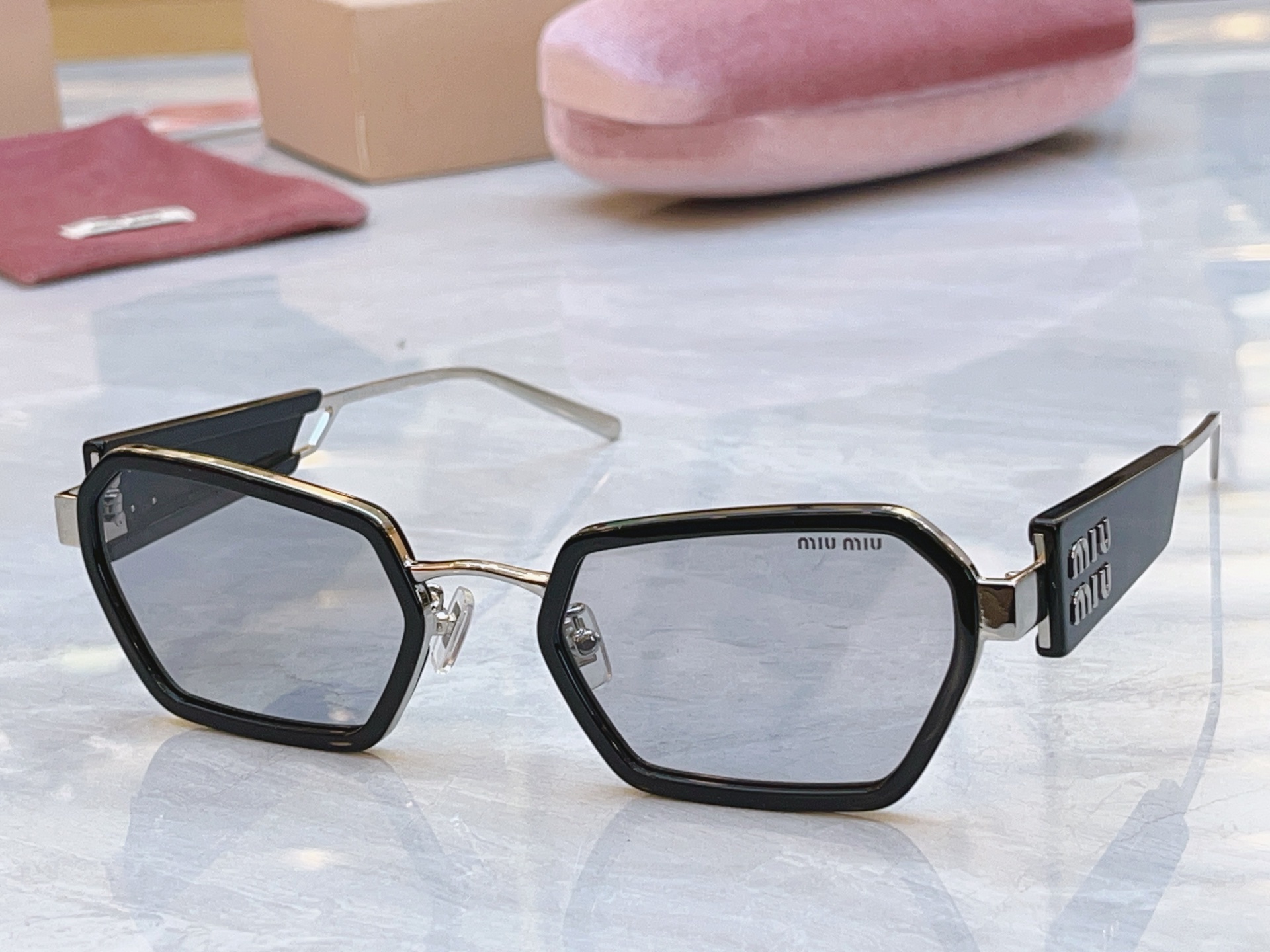 ，【MIUMI*】缪*缪新款太阳镜🕶️，Mod：SMU 61WS，SIZE:54口23-145
