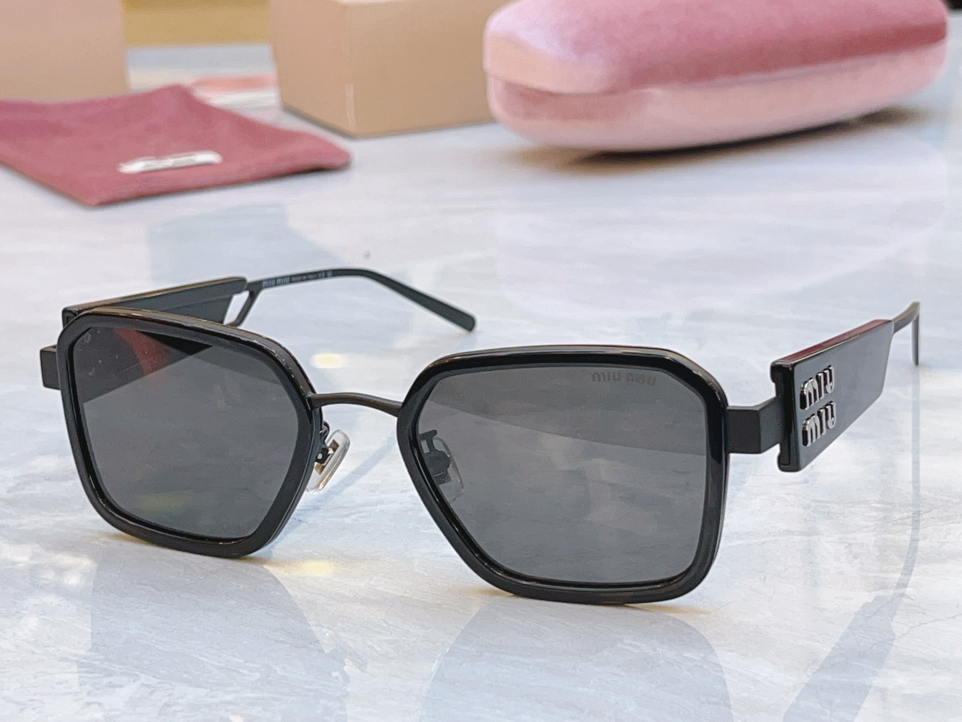 ，【MIUMI*】缪*缪新款太阳镜🕶️，Mod：SMU 64WS，SIZE:51口22-145