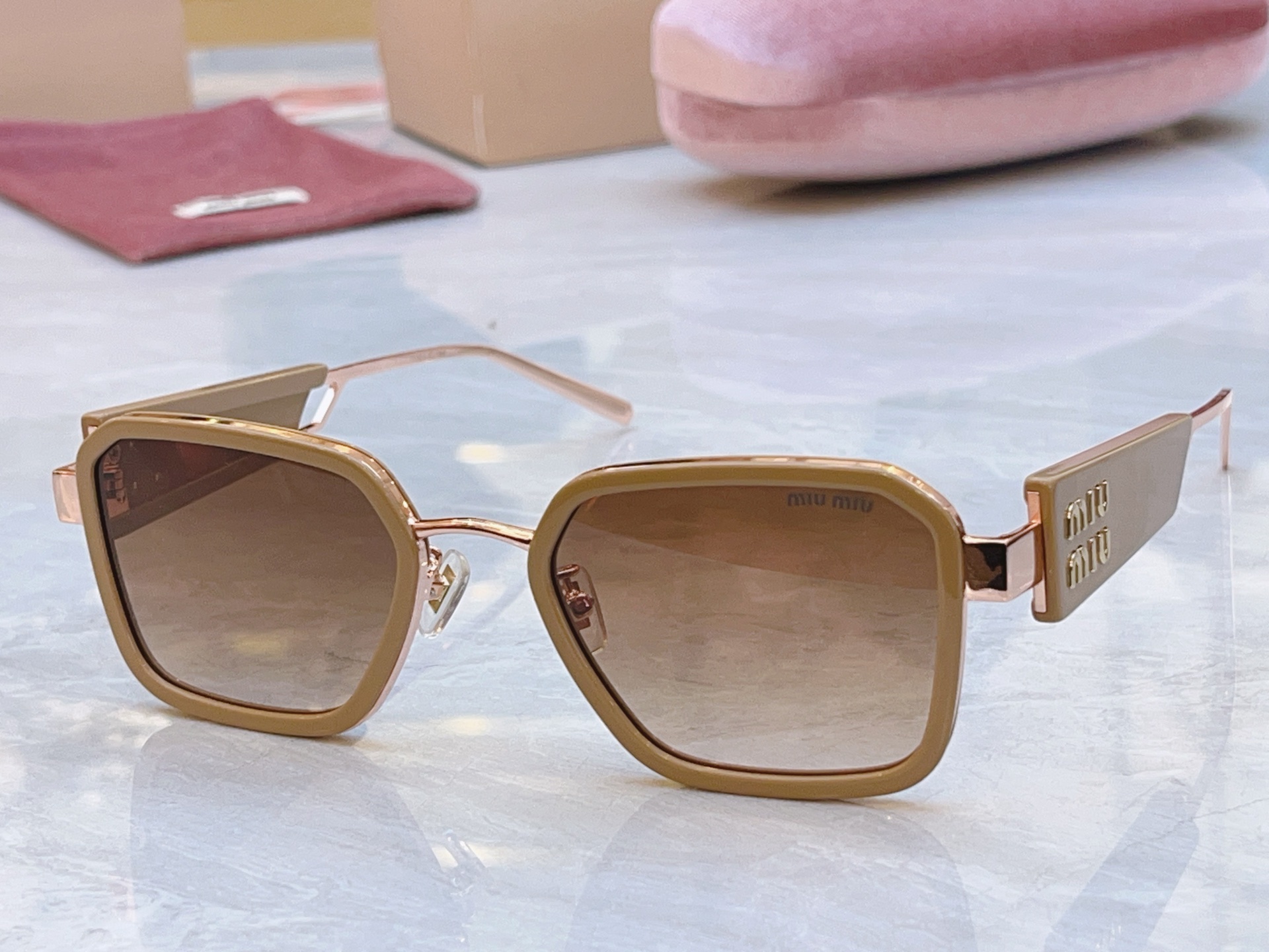 ，【MIUMI*】缪*缪新款太阳镜🕶️，Mod：SMU 64WS，SIZE:51口22-145