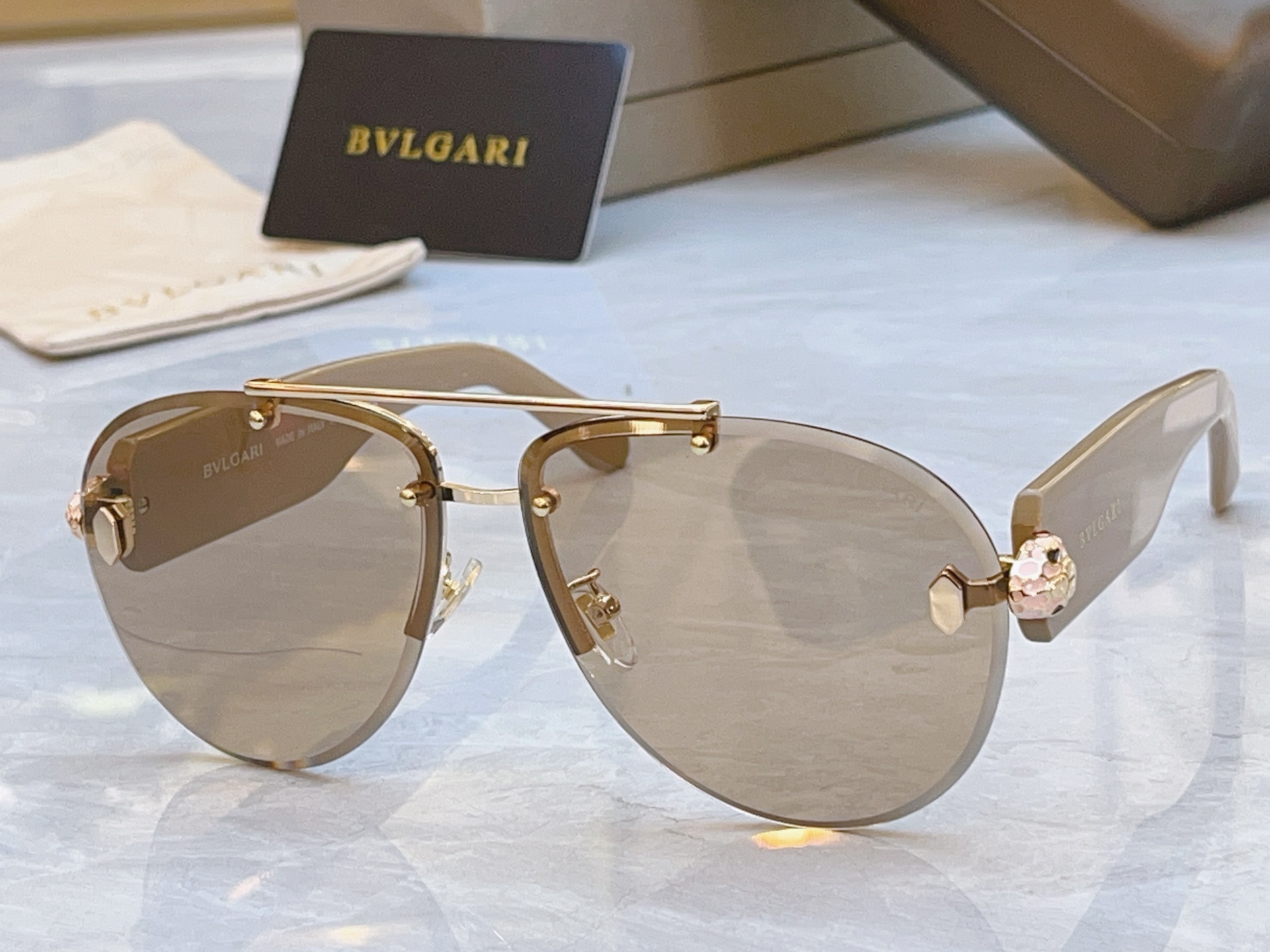 ，【BVLGA*】宝格*丽新款太阳镜，MODEL：BV 40091U，SIZE：63口13-140