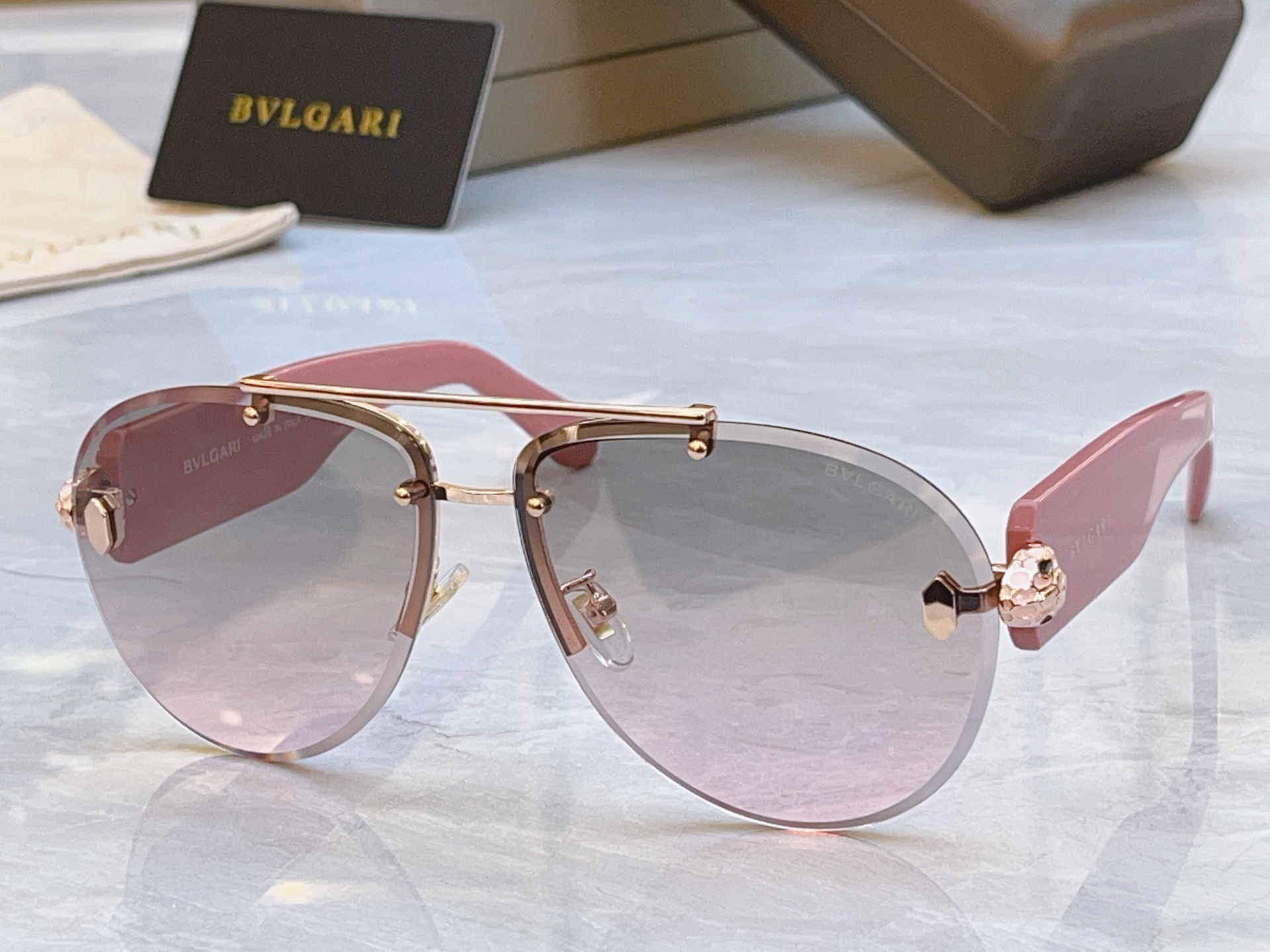 ，【BVLGA*】宝格*丽新款太阳镜，MODEL：BV 40091U，SIZE：63口13-140